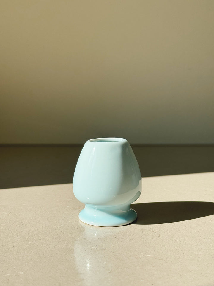 Matcha-sæt med skål, ske, piskeris og holder – lyseblå glaseret keramik Studio Hafnia