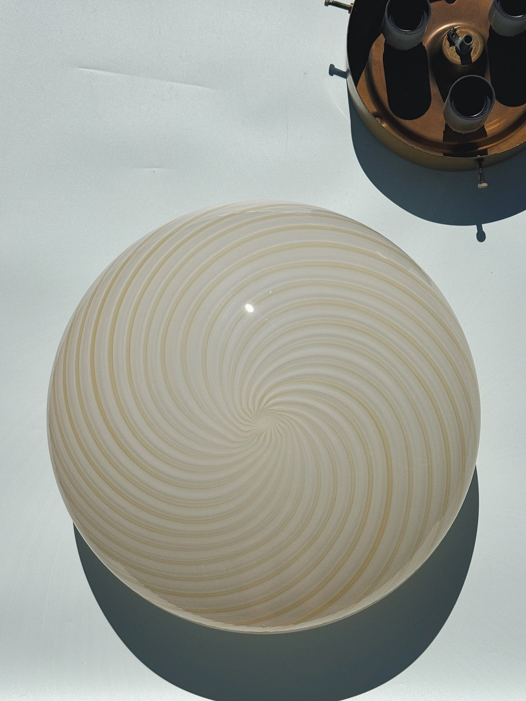 Vintage Murano plafondlampe | Hvid & lysegul swirlglas, Ø35 cm Murano