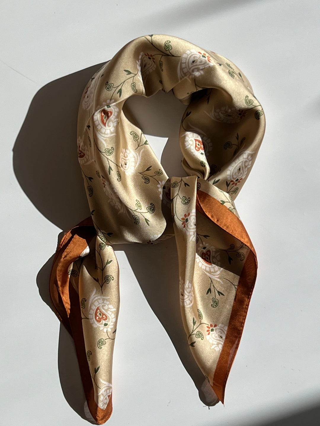 Tørklæde med Blomstermønster og Orange Kant | 70 x 70 cm Studio Hafnia