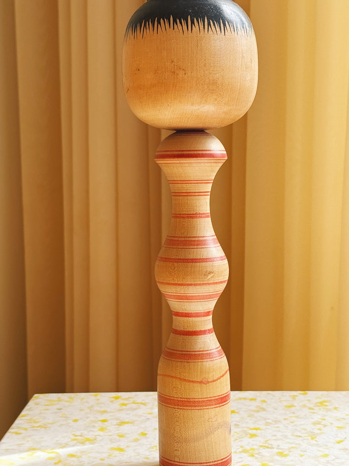 Vintage Kokeshi Dukke Nr. 210 fra Japan – Håndlavet | H33 cm Studio Hafnia