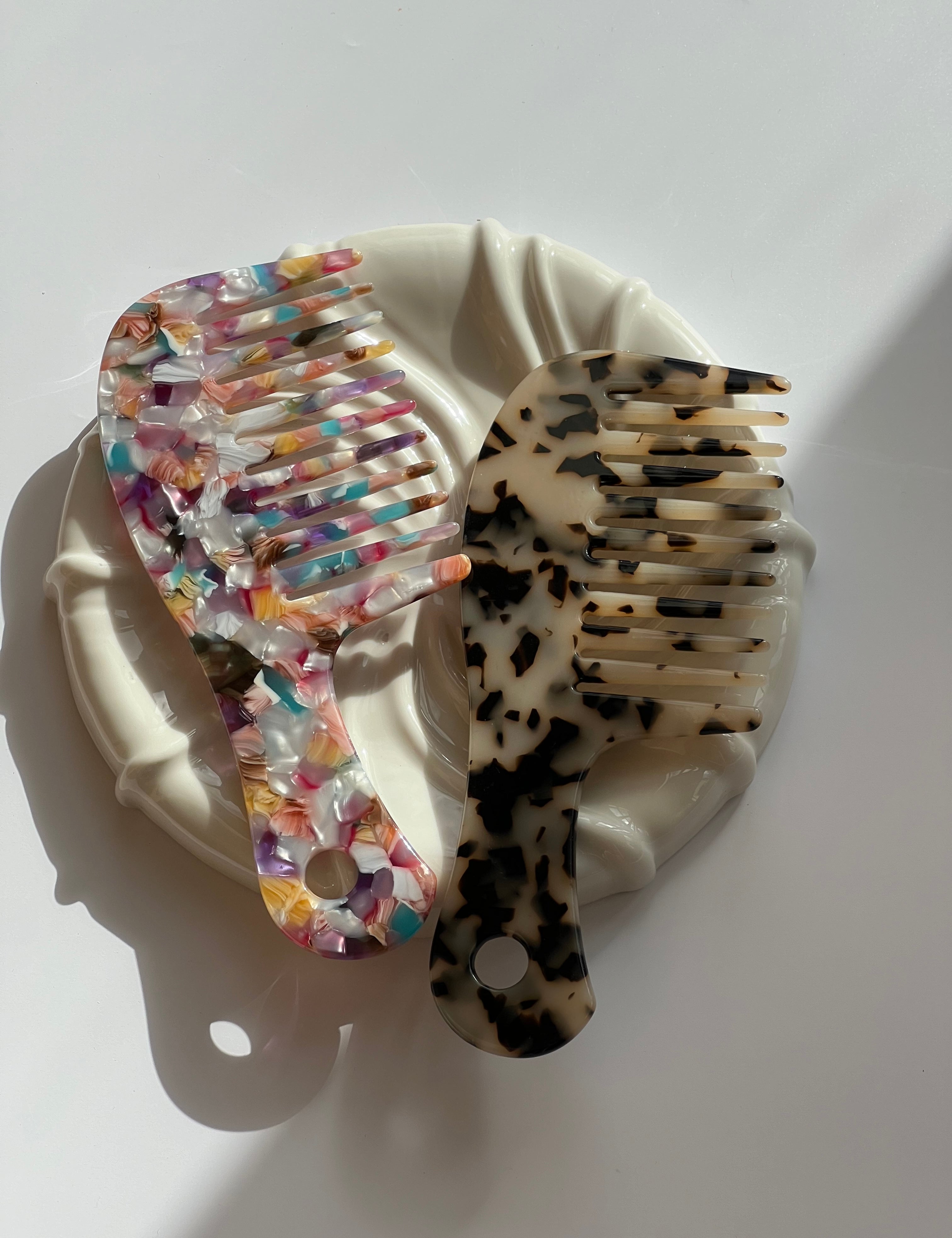 Farvestrålende Plastikkam 16 cm | 5 forskellige farver STUDIO HAFNIA