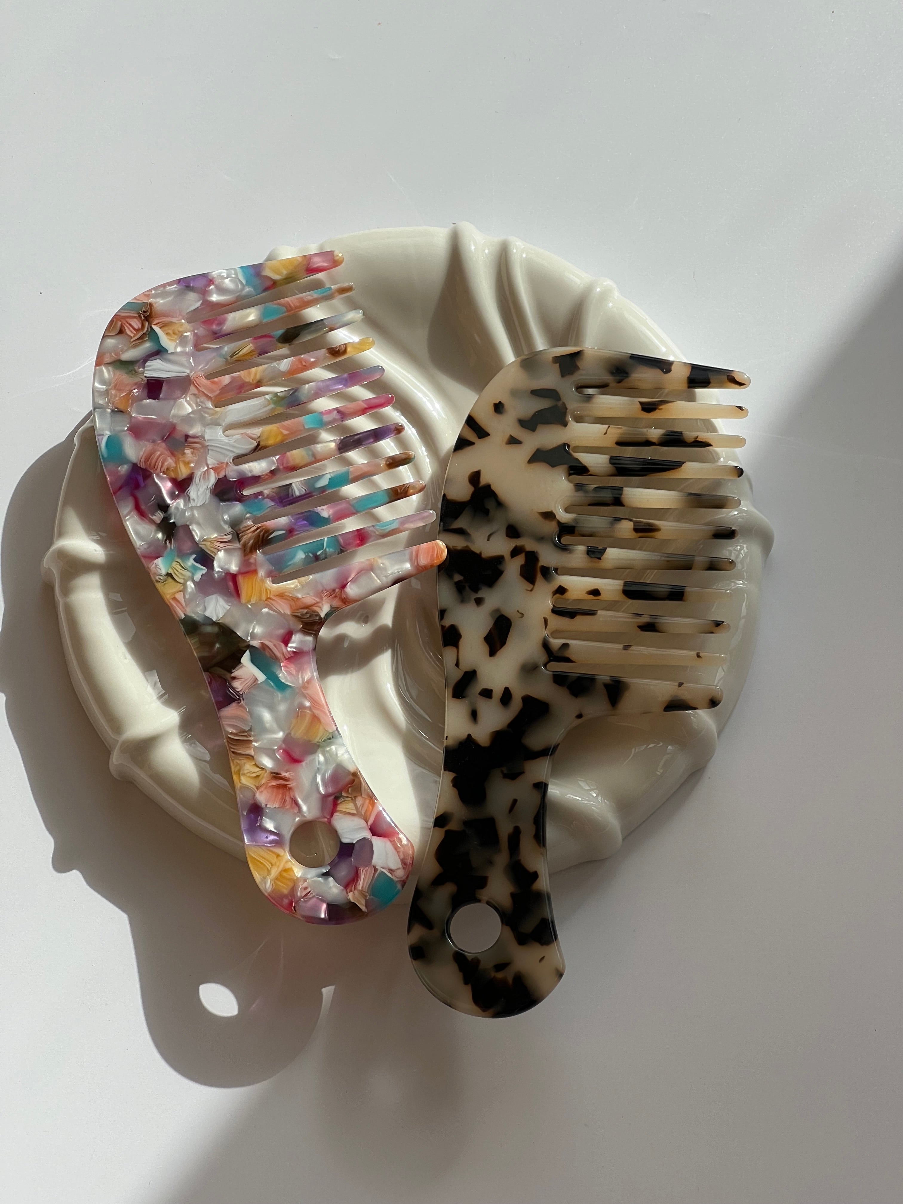 Farvestrålende Plastikkam 16 cm | 5 forskellige farver STUDIO HAFNIA