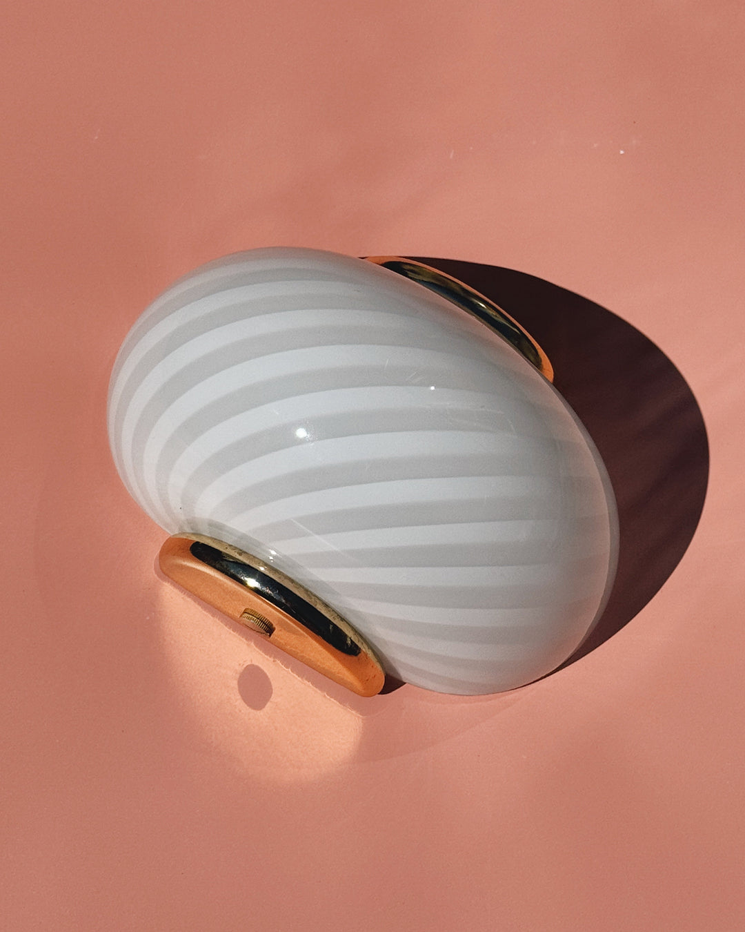 Vintage Murano Væglampe i Hvid Swirlglas med Messingbeslag – L22 cm Studio Hafnia