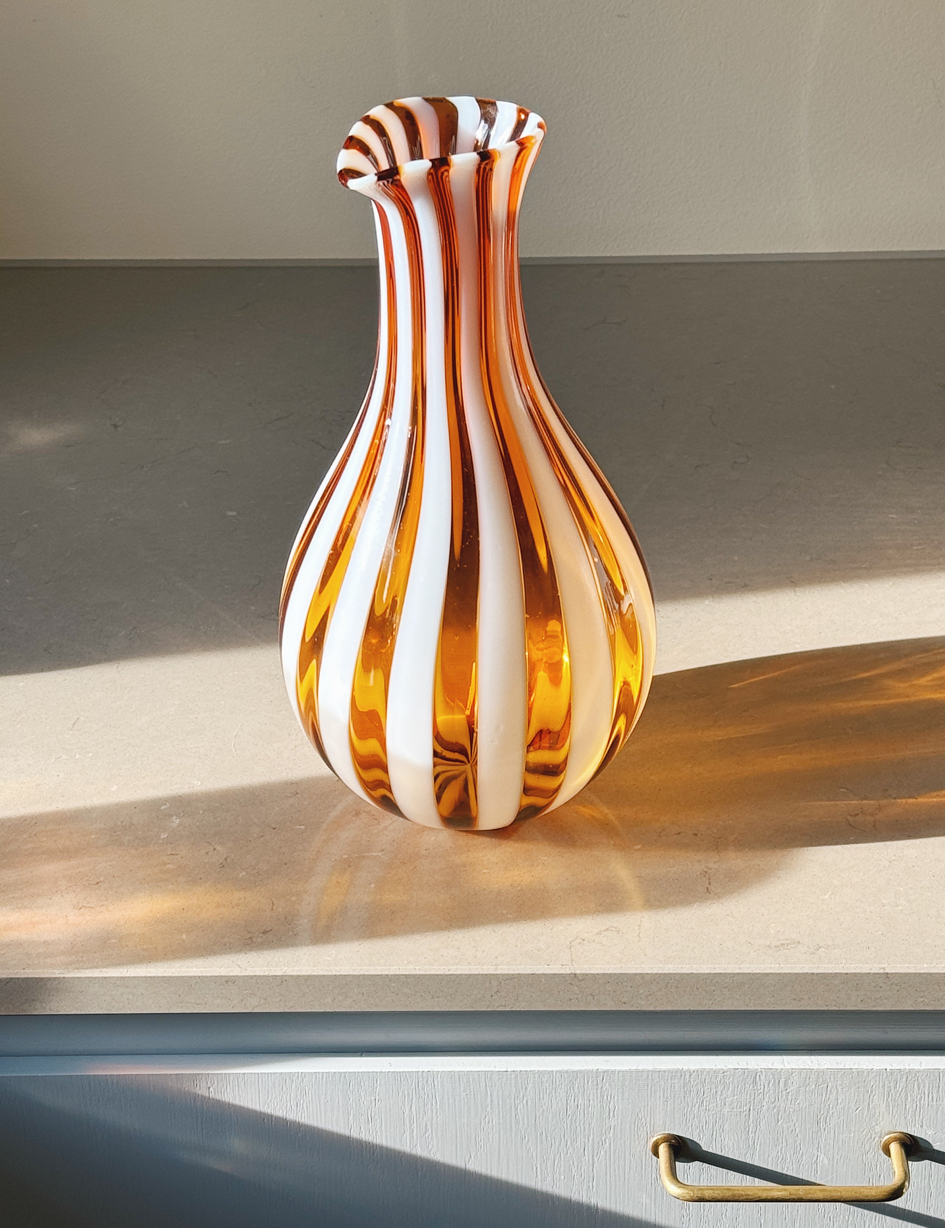 Håndblæst Murano Karaffel i glas i Gio Ponti Stil med Lys Saltkaramel og Hvide Striber Murano