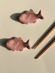 Spisepindholder i keramik | Lyserød fisk | Japan Studio Hafnia