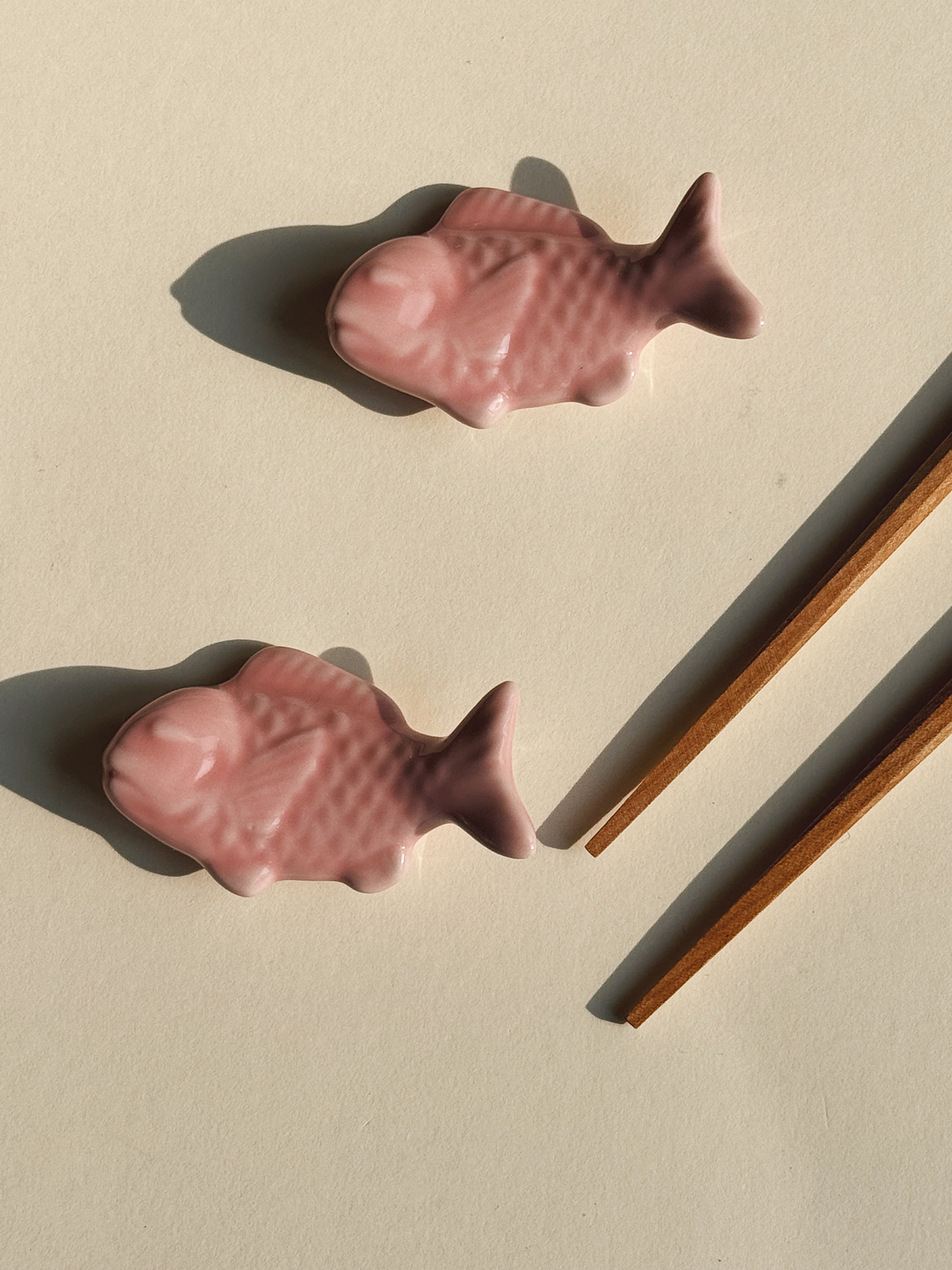 Spisepindholder i keramik | Lyserød fisk | Japan Studio Hafnia