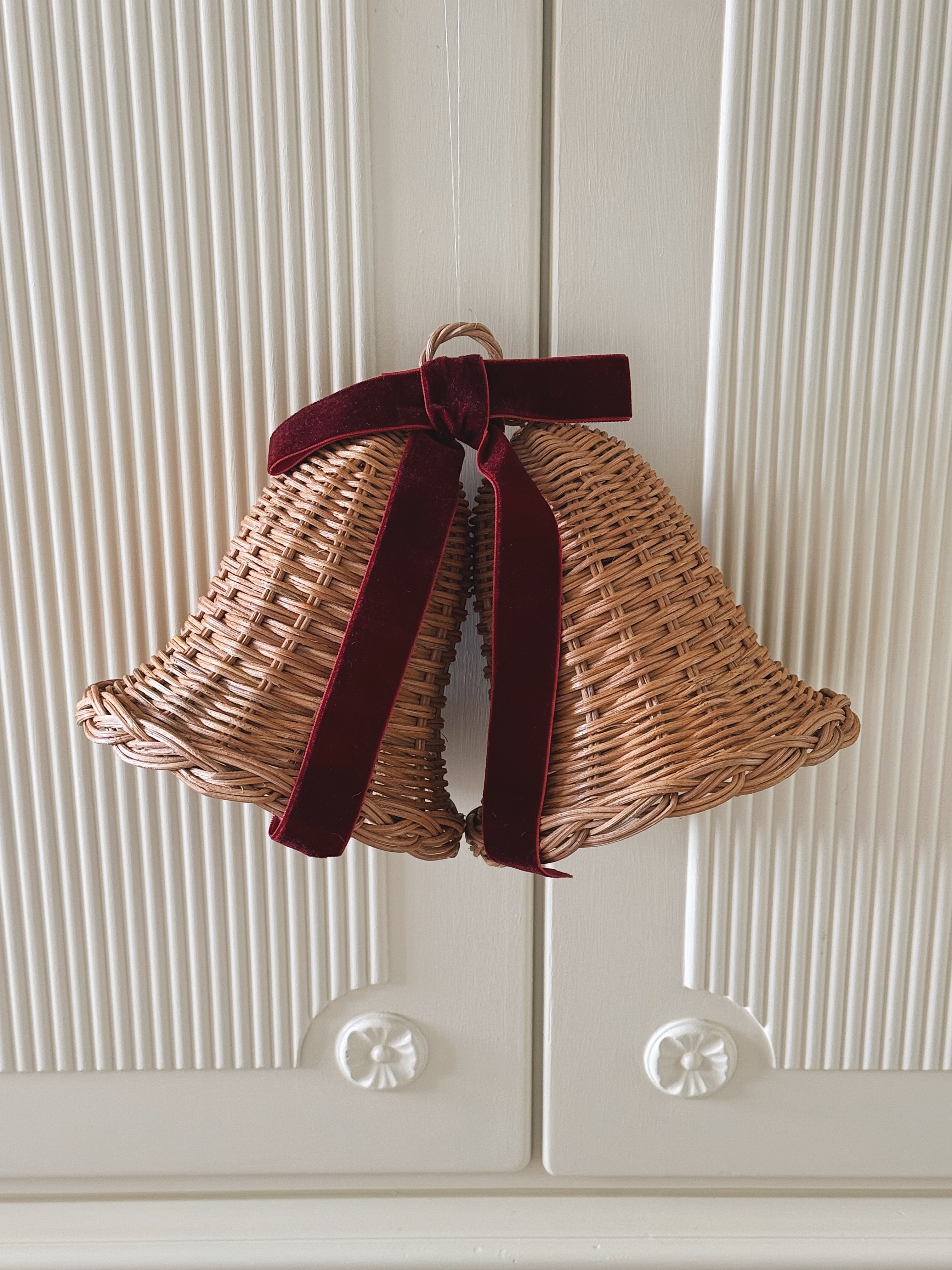 Sæt med 2 Hængende Rattan Juleklokker med Mørkerød Sløjfe | D15 x H15 cm Studio Hafnia