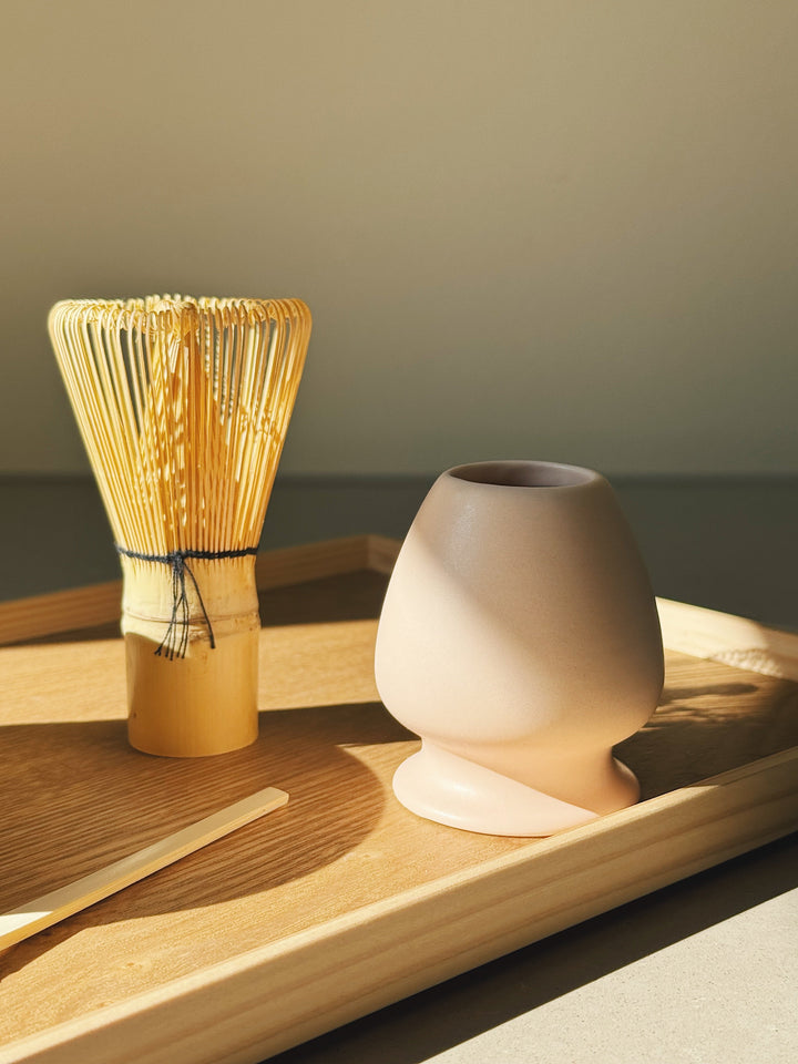 Matcha-sæt med skål, ske, piskeris og holder – mat lyserød keramik Studio Hafnia