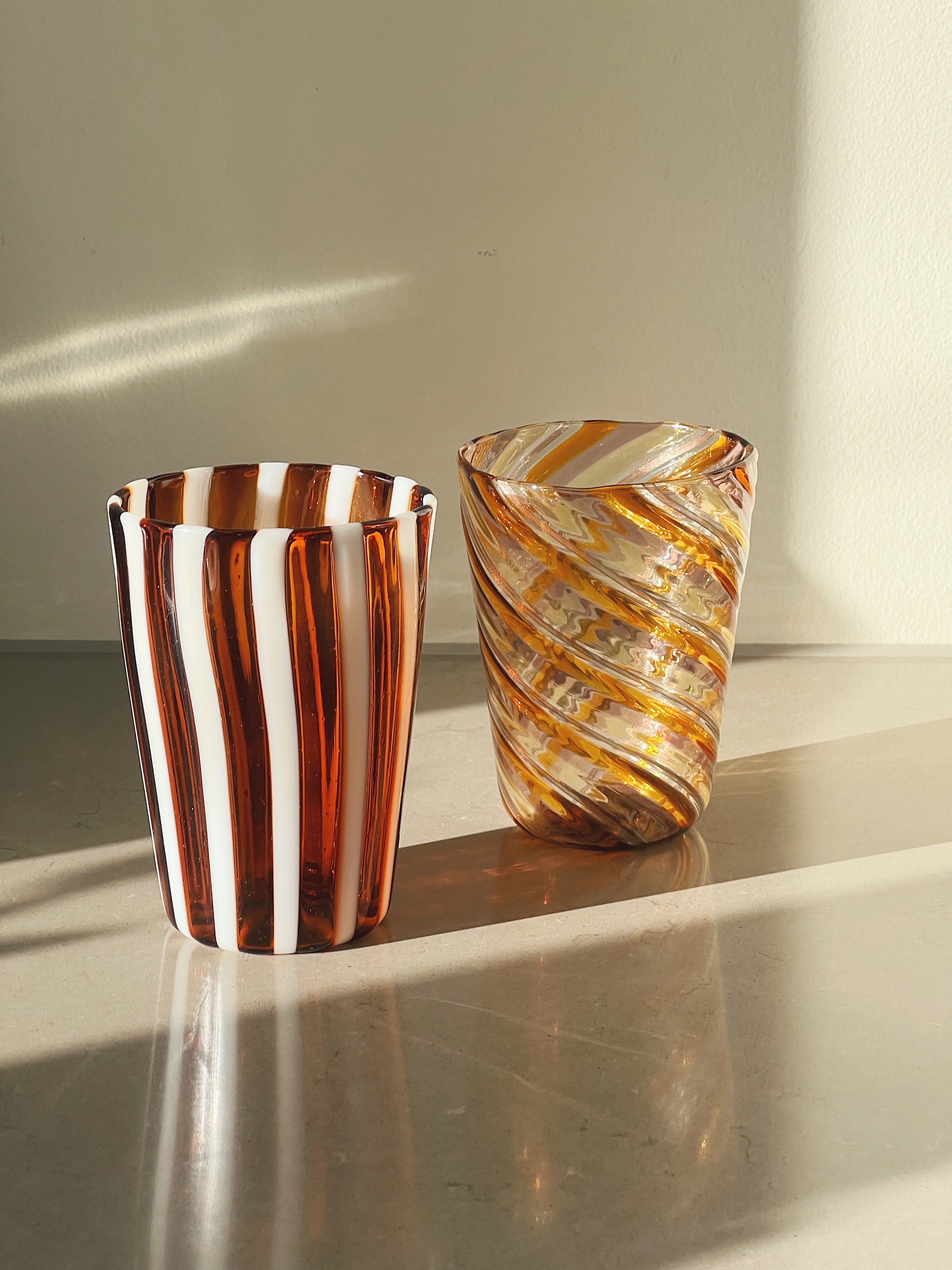 Håndblæst Murano Glas i Gio Ponti Stil med Saltkaramel og hvide Striber Murano