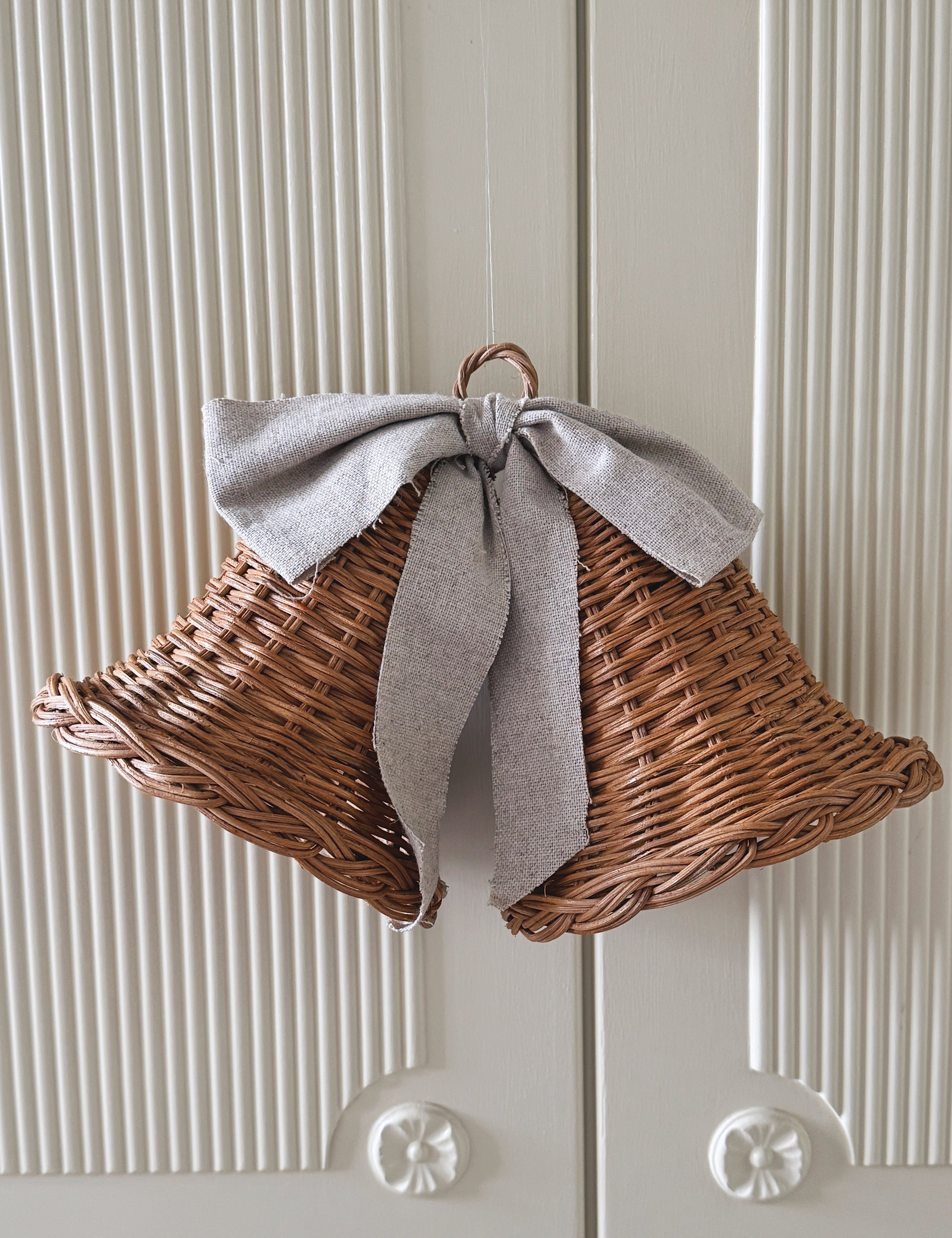 Sæt med 2 Hængende Rattan Juleklokker med Naturfarvet Sløjfe | D15 x H15 cm Studio Hafnia
