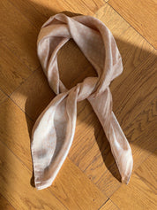Tørklæde med Beige/Hvid mønster | 70 x 70 cm Studio Hafnia