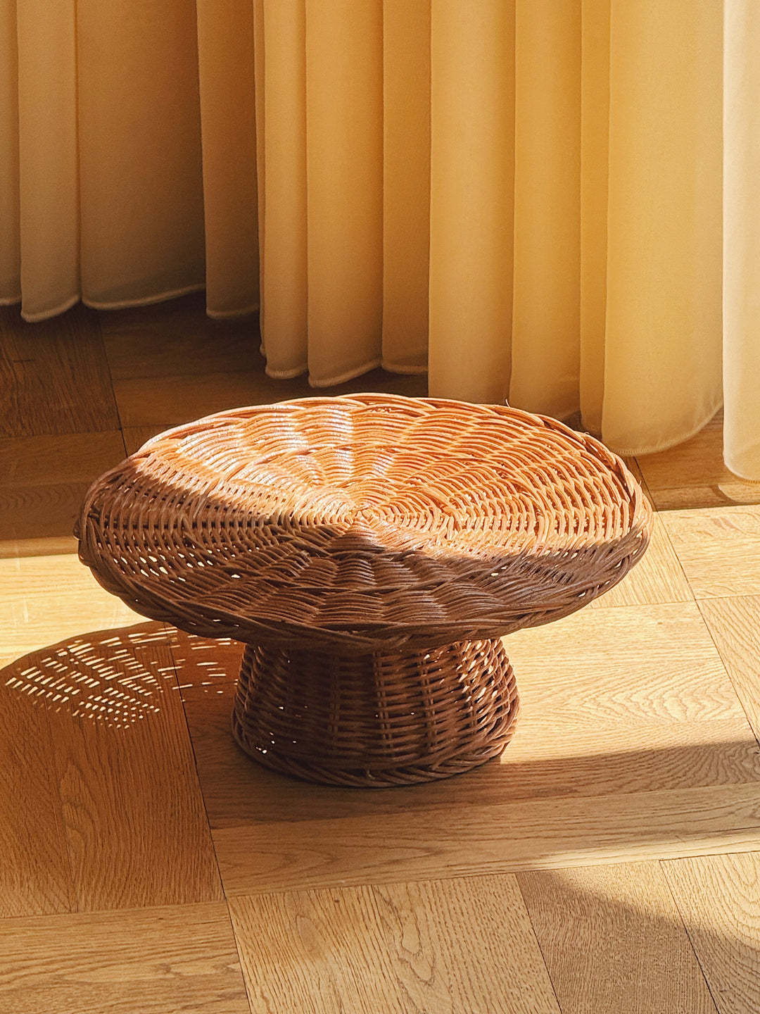 Kagefad i Rattan – Håndflettet Fad med Fod | Ø30 x H12 cm  STUDIO HAFNIA