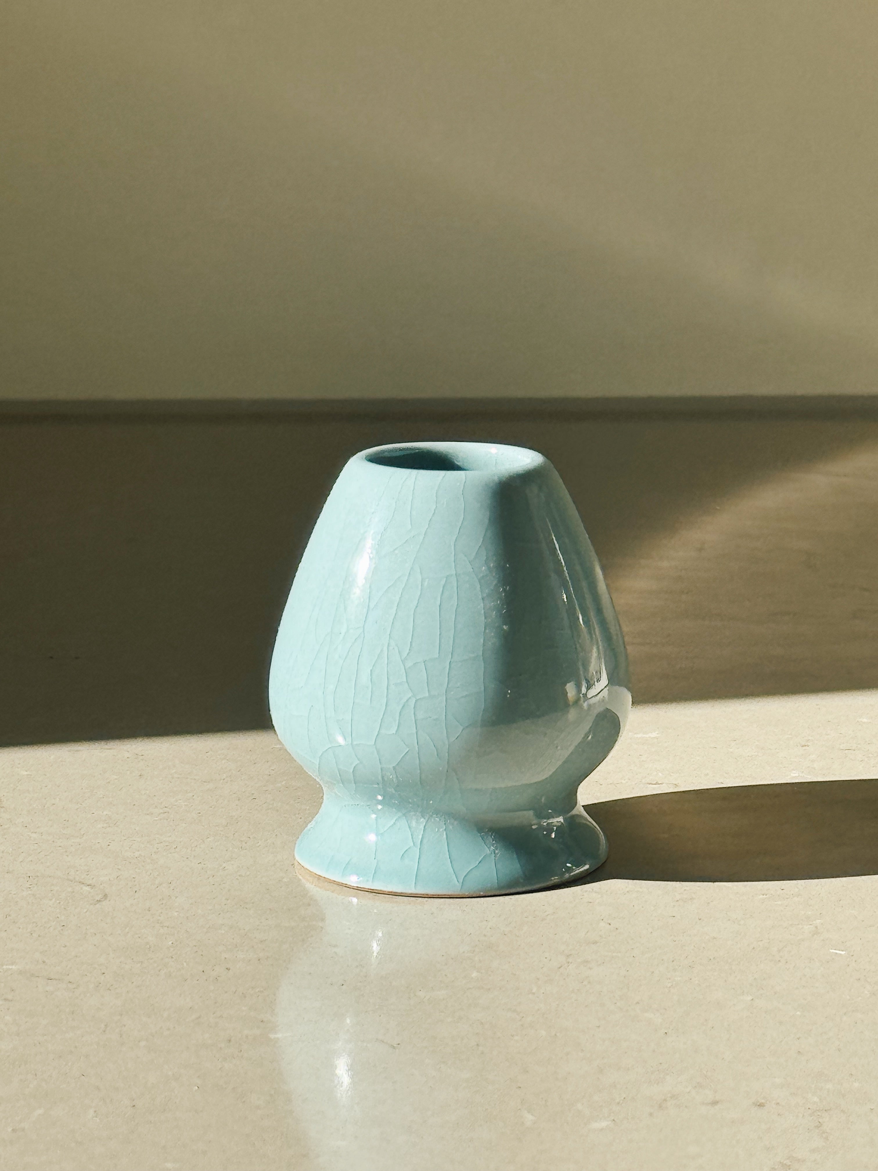 Matcha Holder med lyseblå eller lysegrøn glasur Studio Hafnia