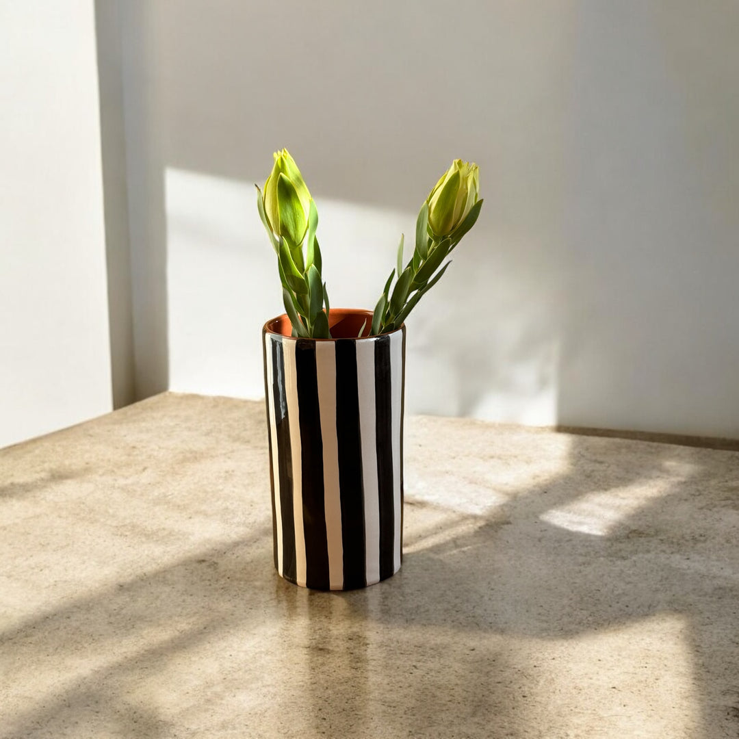 Håndlavet terracotta vase | Sorte striber Casa Cubista