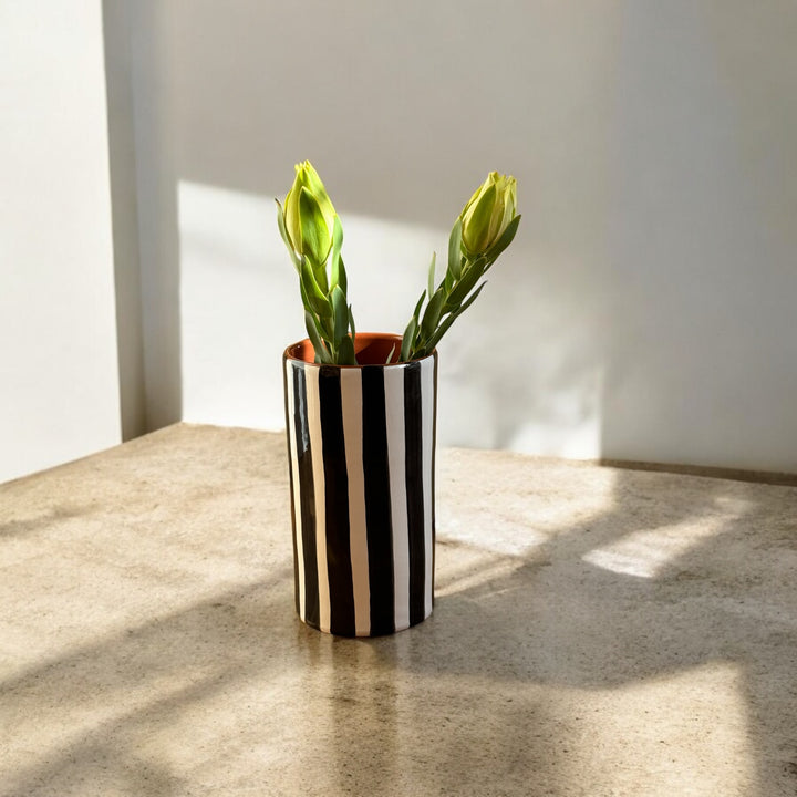 Håndlavet terracotta vase | Sorte striber Casa Cubista