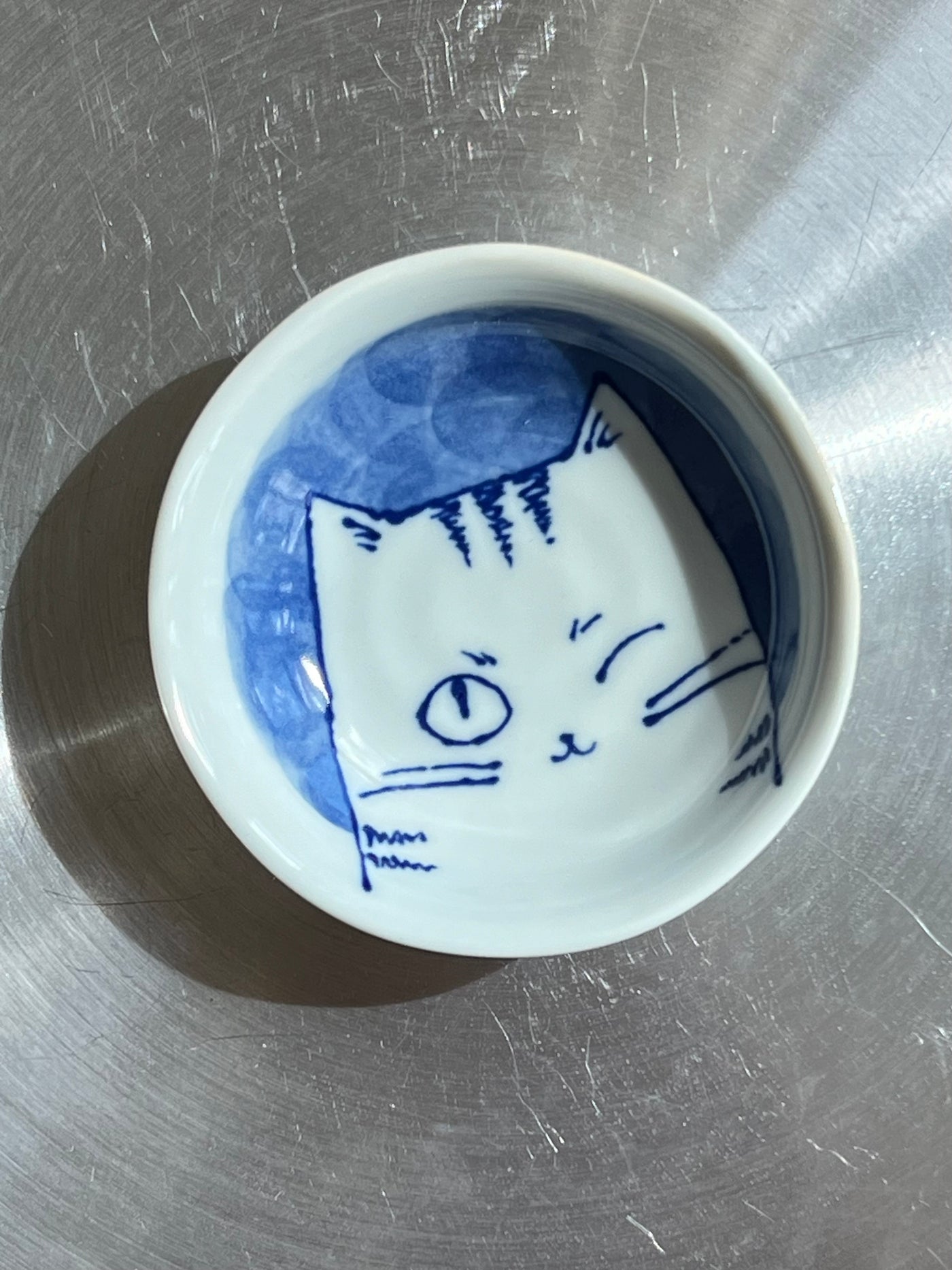 Japansk tallerken/lille skål i hvid keramik med motiv af blå kat | 10 cm Studio Hafnia