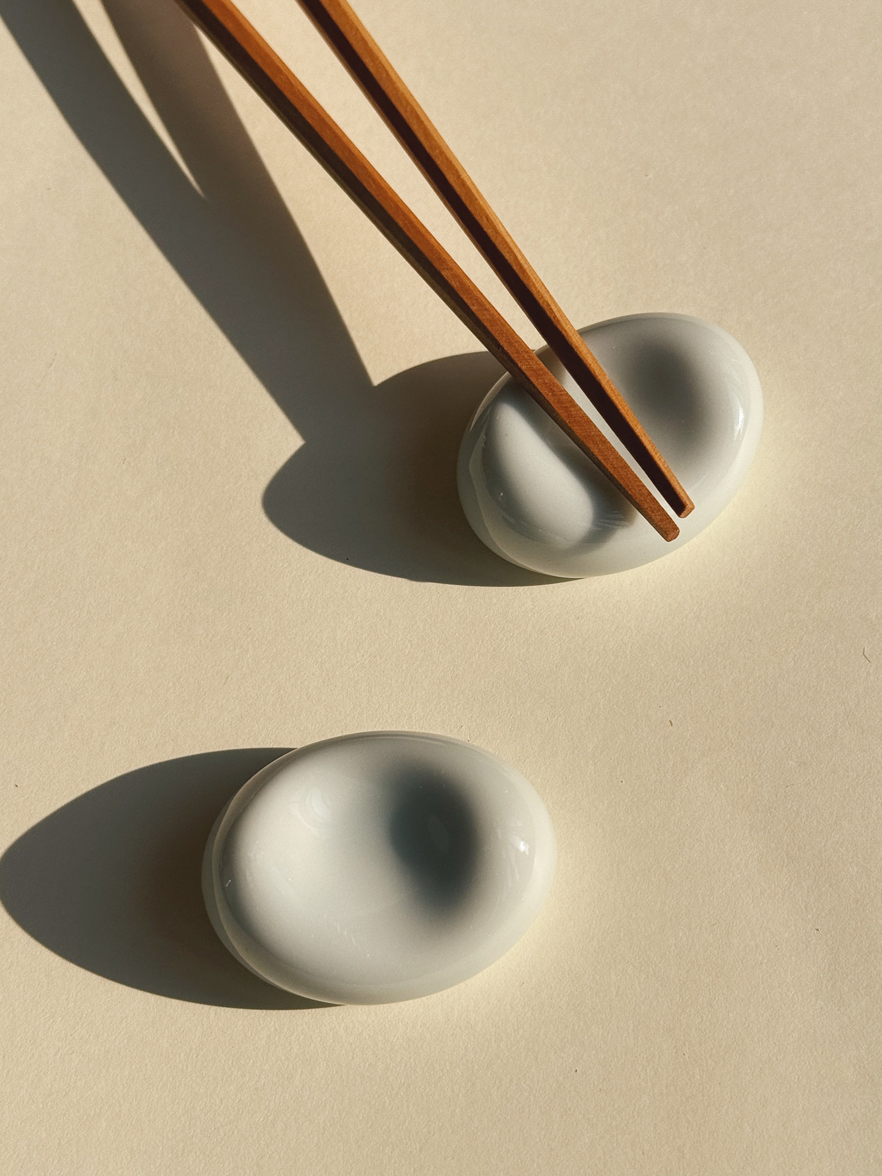 Spisepindeholder i Lyseblå Porcelæn | 4,2 cm – Mino Ware fra Japan Studio Hafnia