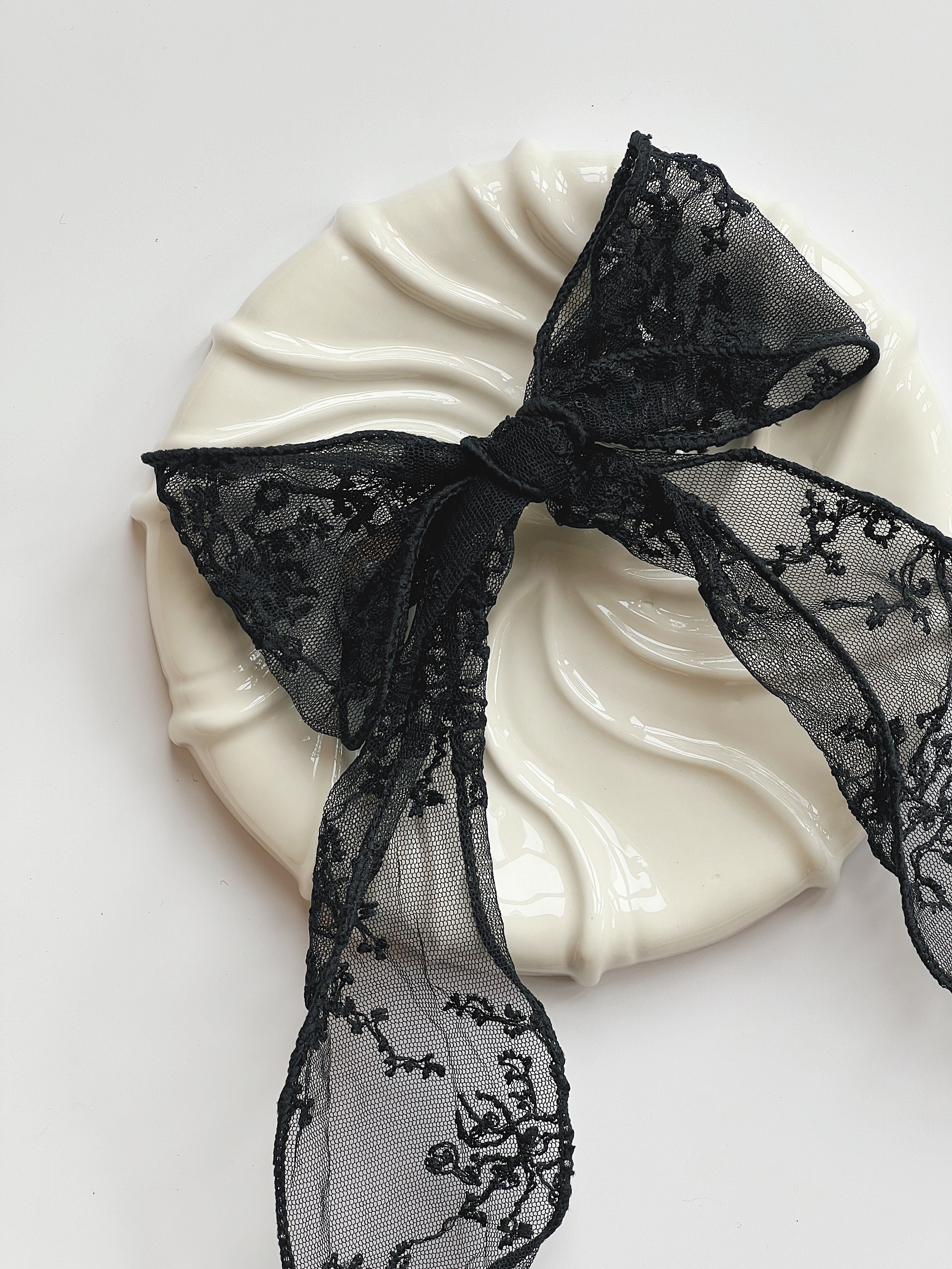 Sløjfe Hårklemme i Sort Blondestof | 11 x 7 cm STUDIO HAFNIA