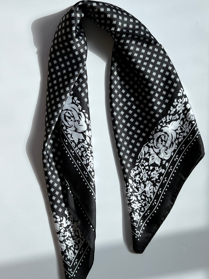 Tørklæde med Sort/Hvid mønster | 70 x 70 cm Studio Hafnia