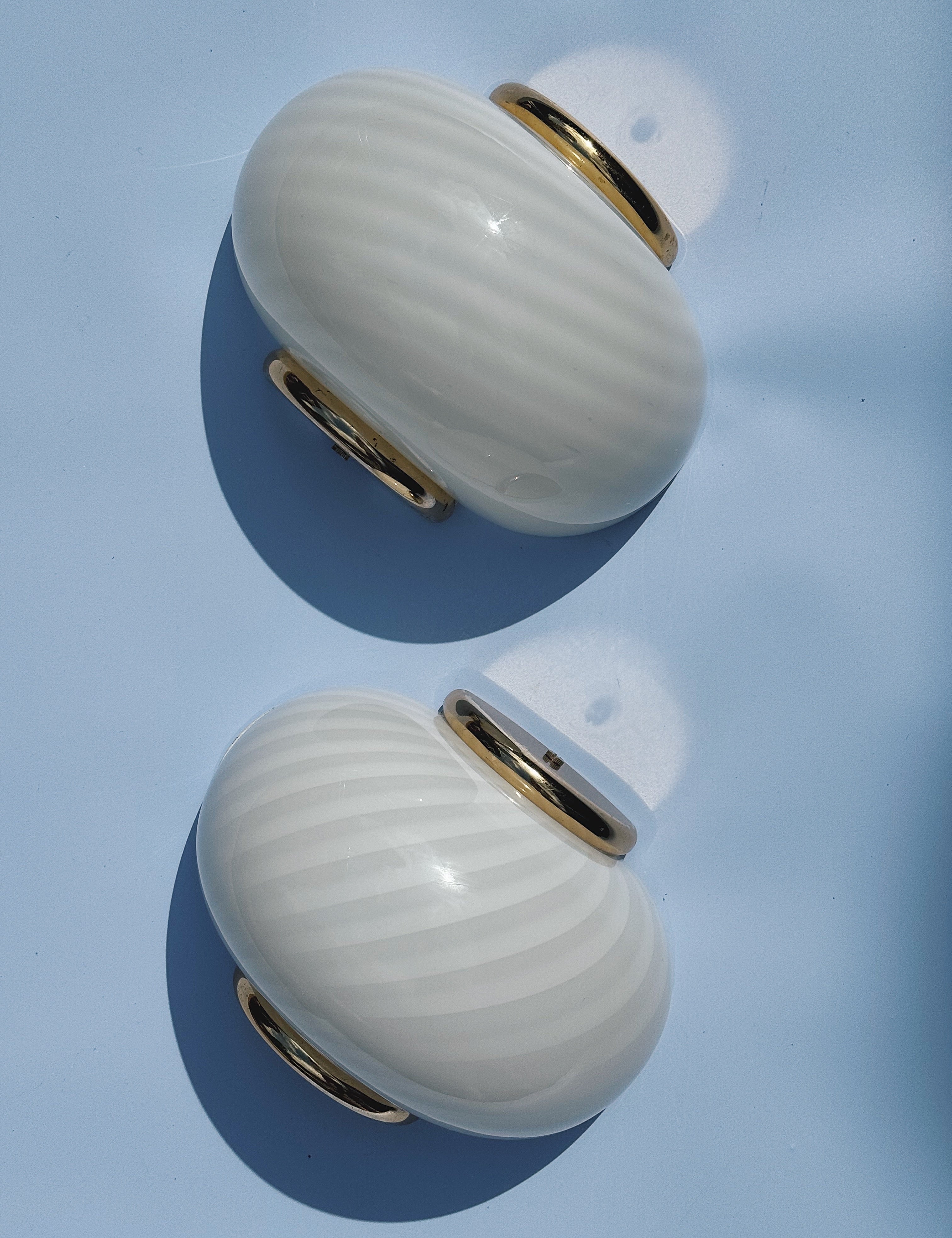 Vintage Murano væglampe | Hvid swirlglas & messing, L21 cm Studio Hafnia