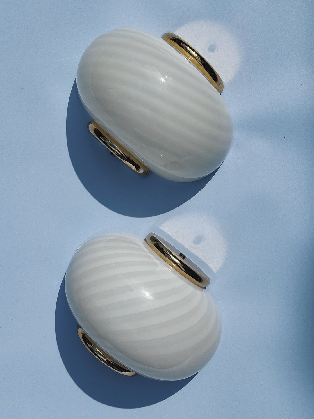 Vintage Murano væglampe | Hvid swirlglas & messing, L21 cm Studio Hafnia