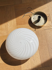 Vintage Murano plafondlampe i hvidt swirl-glas med messingbase | Ø24 cm Studio Hafnia