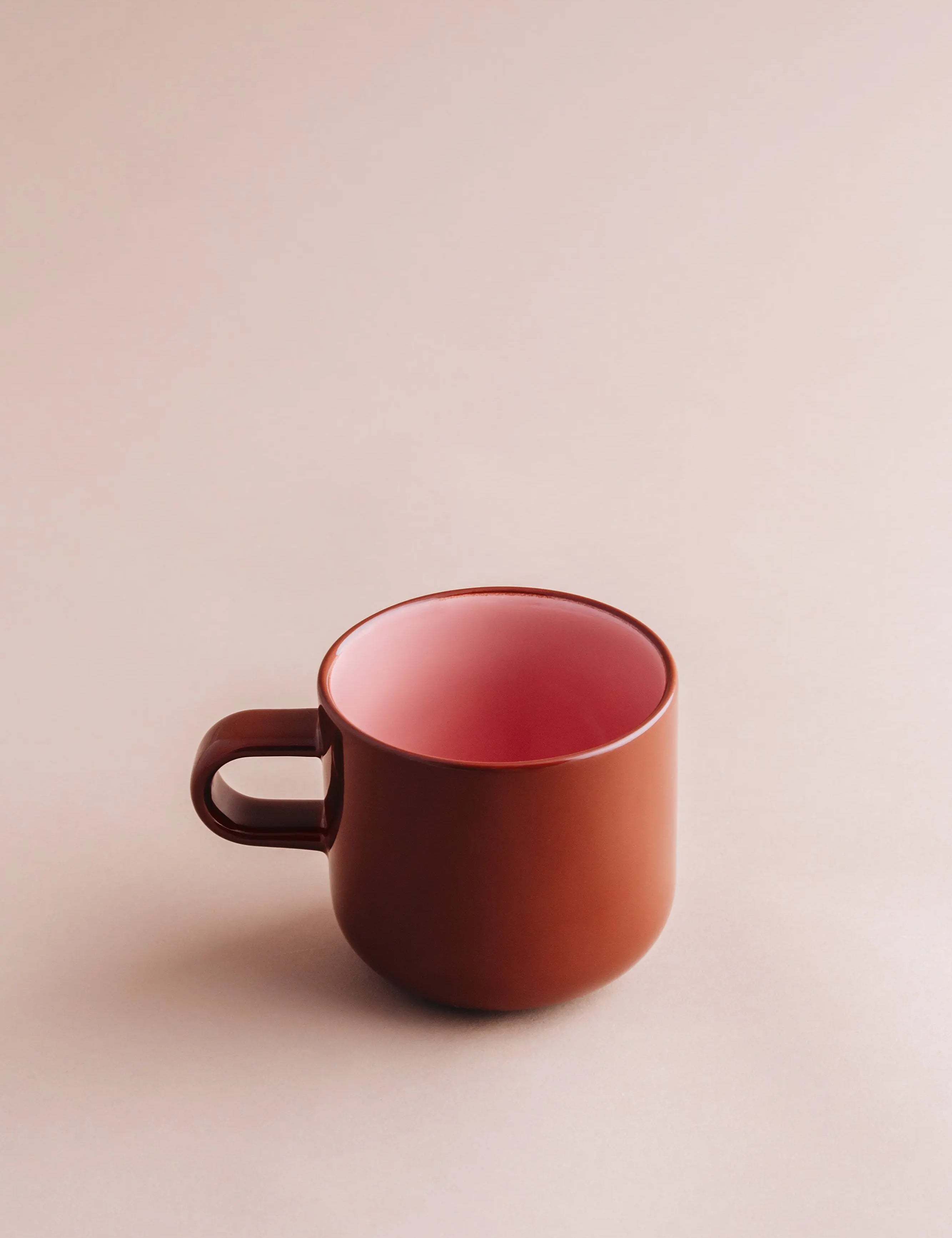 Acme x Karen Walker Bobby Krus | Chokolade Brun + Lys Pink, 300 ml Studio Hafnia