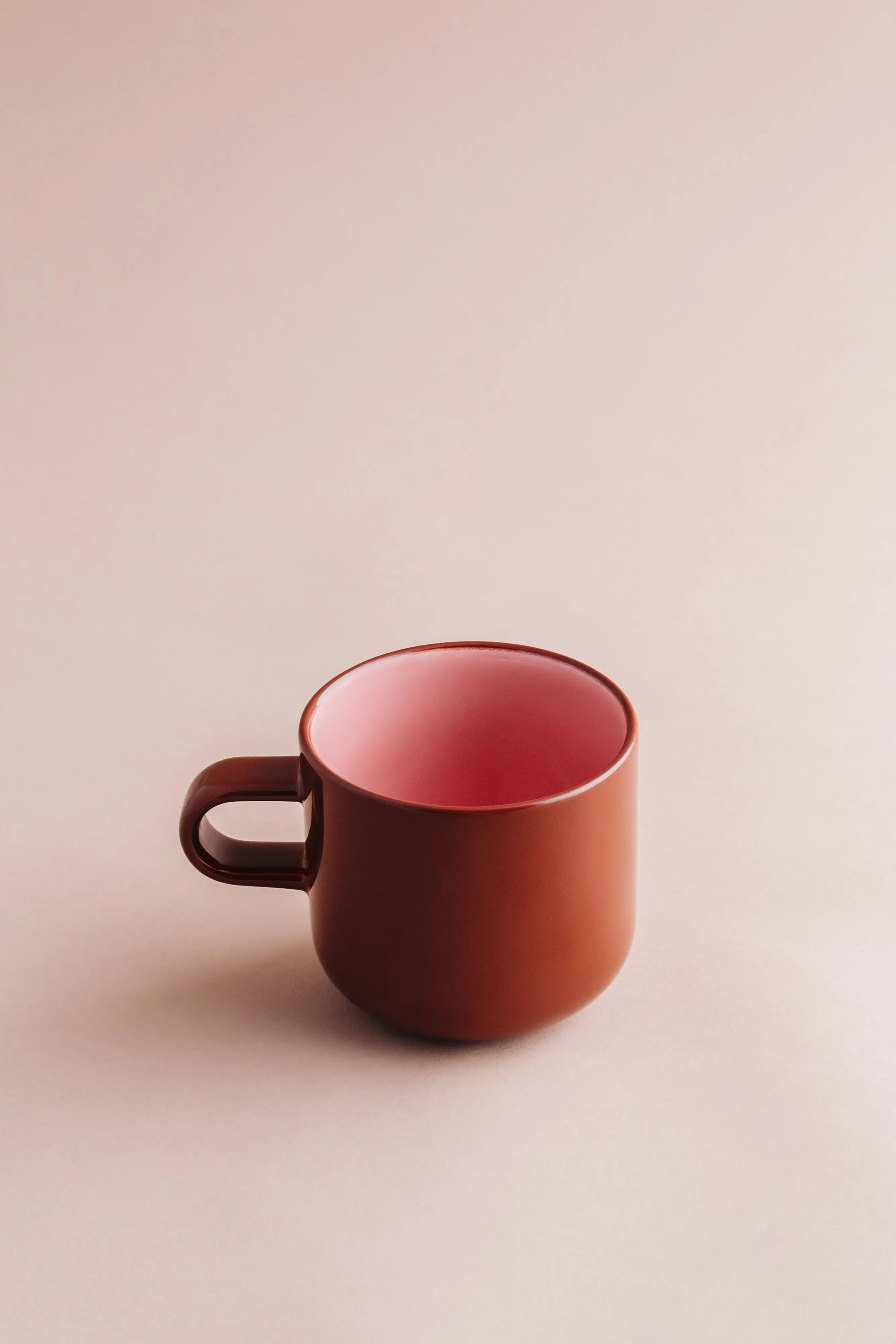 Acme x Karen Walker Bobby Krus | Chokolade Brun + Lys Pink, 300 ml Studio Hafnia
