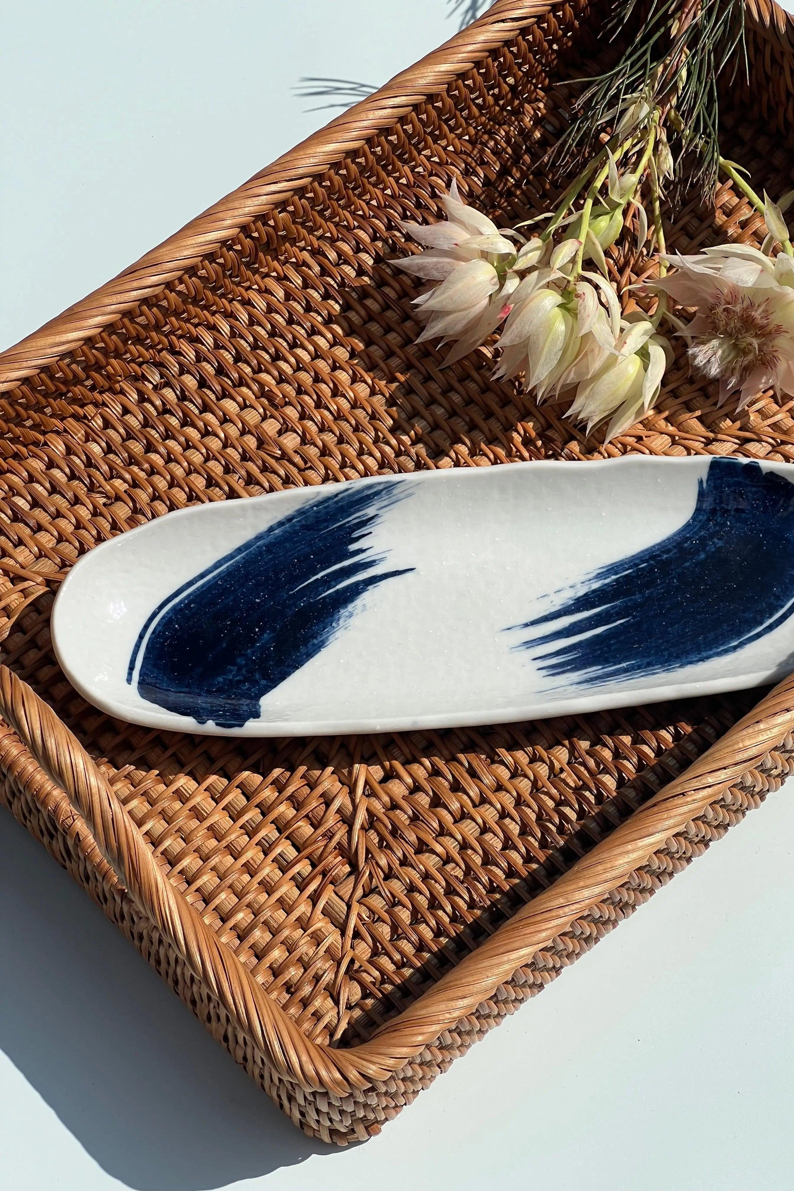 Aflangt ovalt fad/tallerken fra Japan i hvid keramik med mørkeblå penselstrøg Studio Hafnia