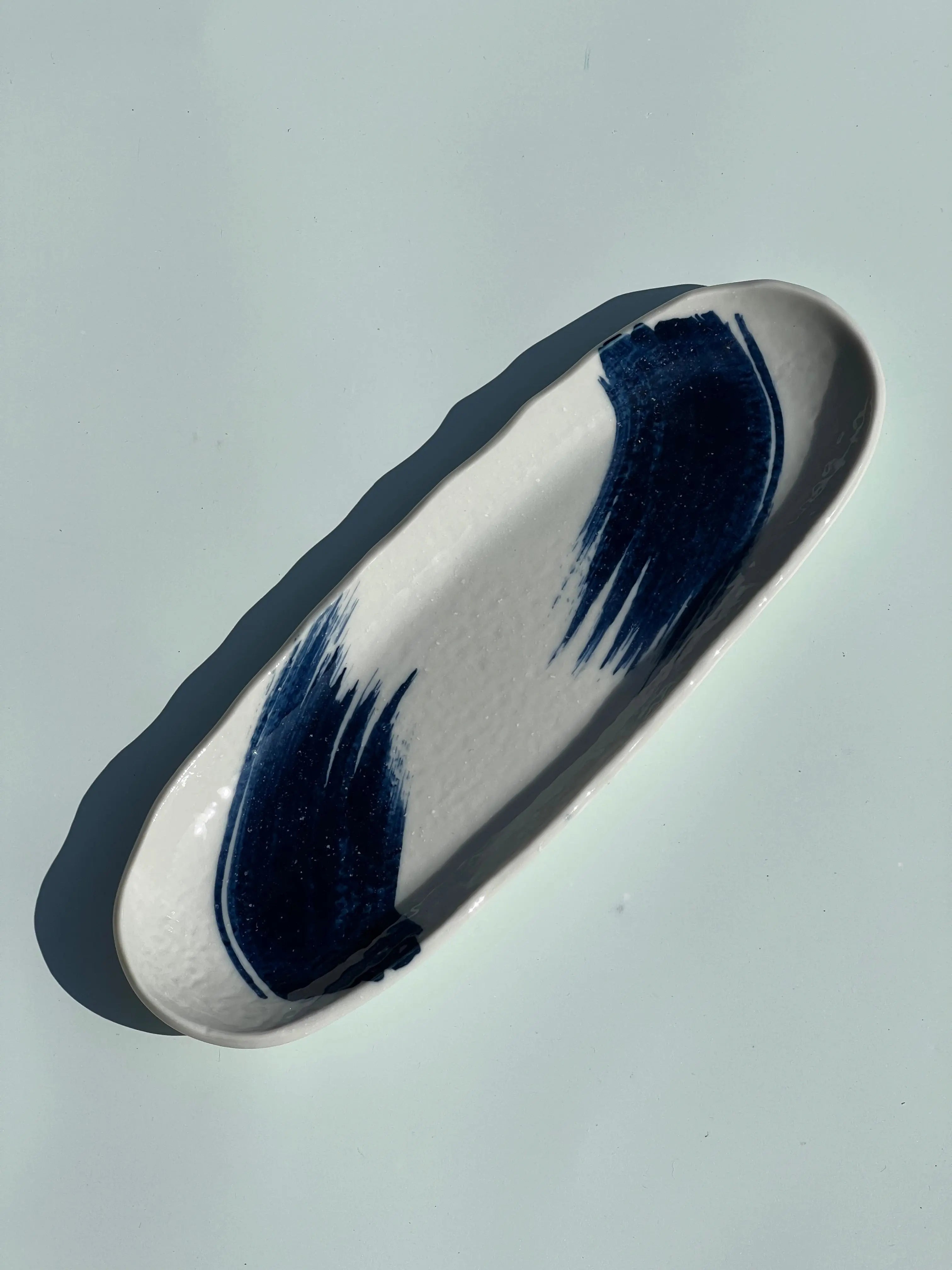 tallerken fra Japan i hvid keramik med mørkeblå penselstrøg Studio Hafnia