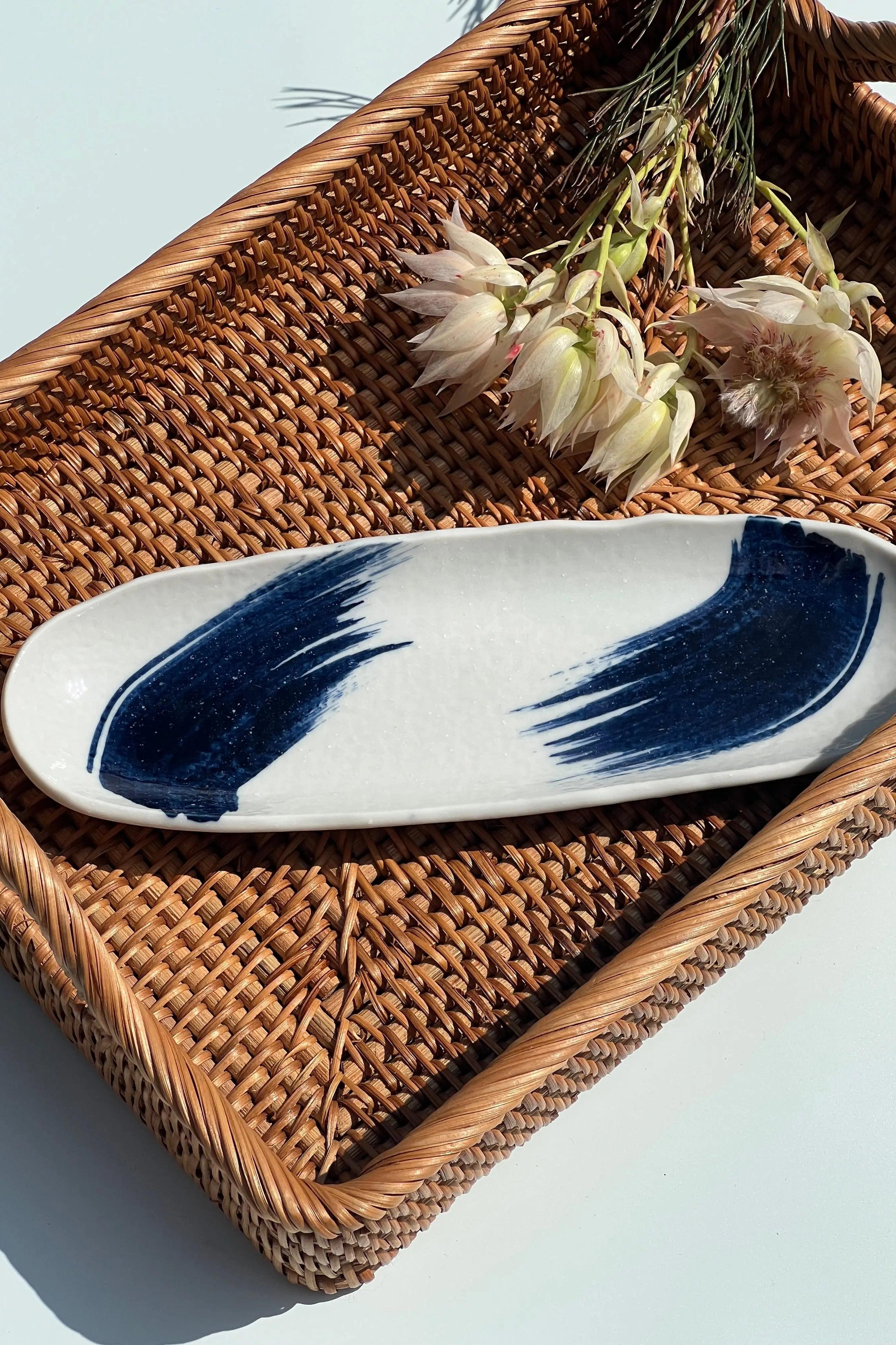 tallerken fra Japan i hvid keramik med mørkeblå penselstrøg Studio Hafnia