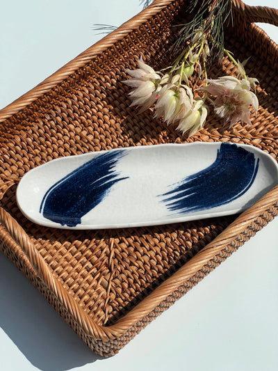 Aflangt ovalt fad/tallerken fra Japan i hvid keramik med mørkeblå penselstrøg Studio Hafnia