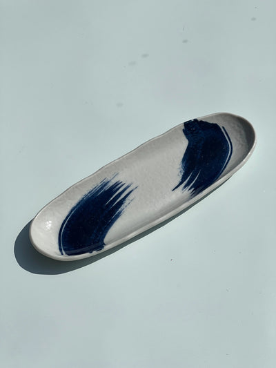 Aflangt ovalt fad/tallerken fra Japan i hvid keramik med mørkeblå penselstrøg Studio Hafnia