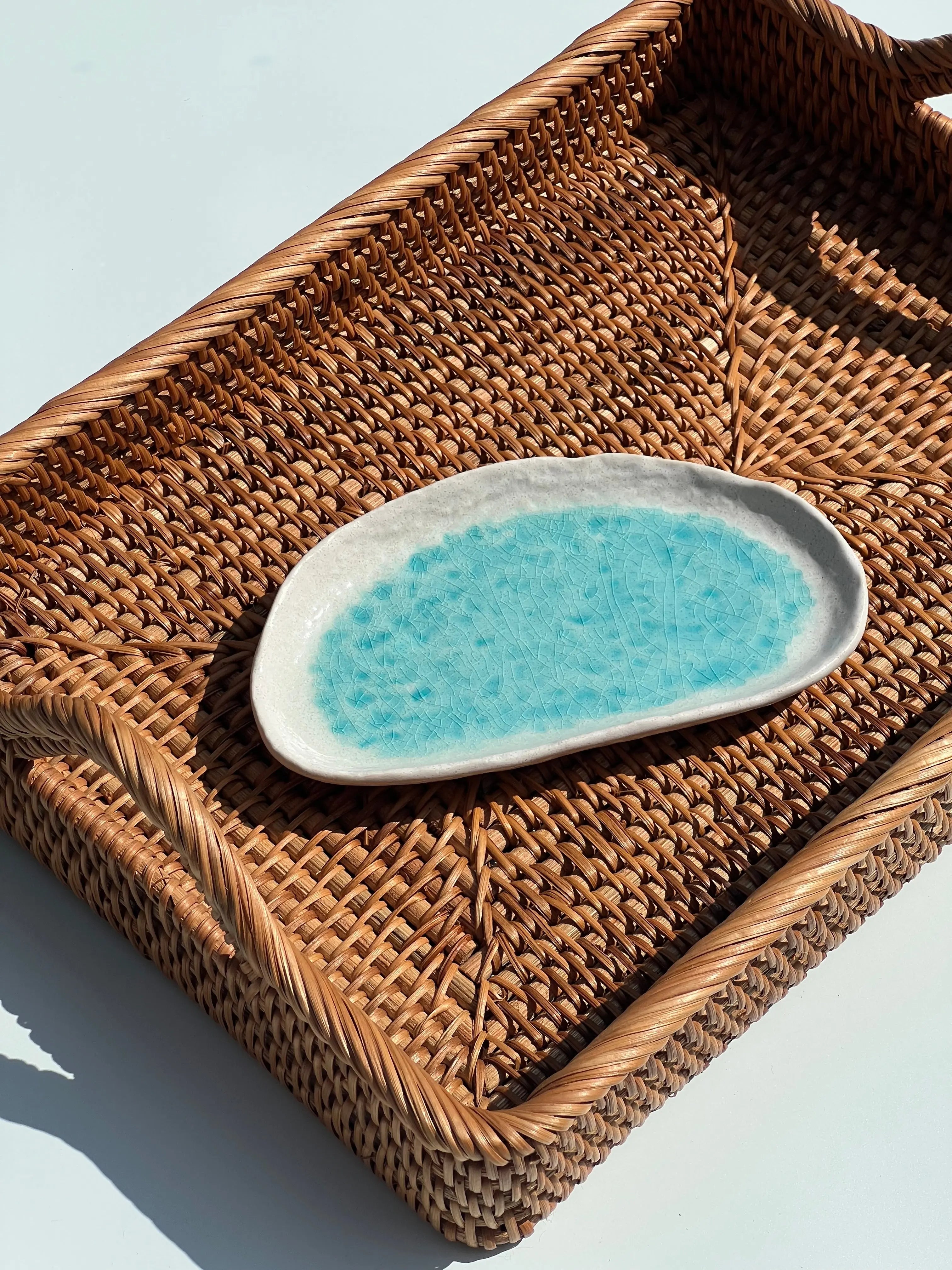 tallerken fra Japan i hvid og turkis keramik Studio Hafnia