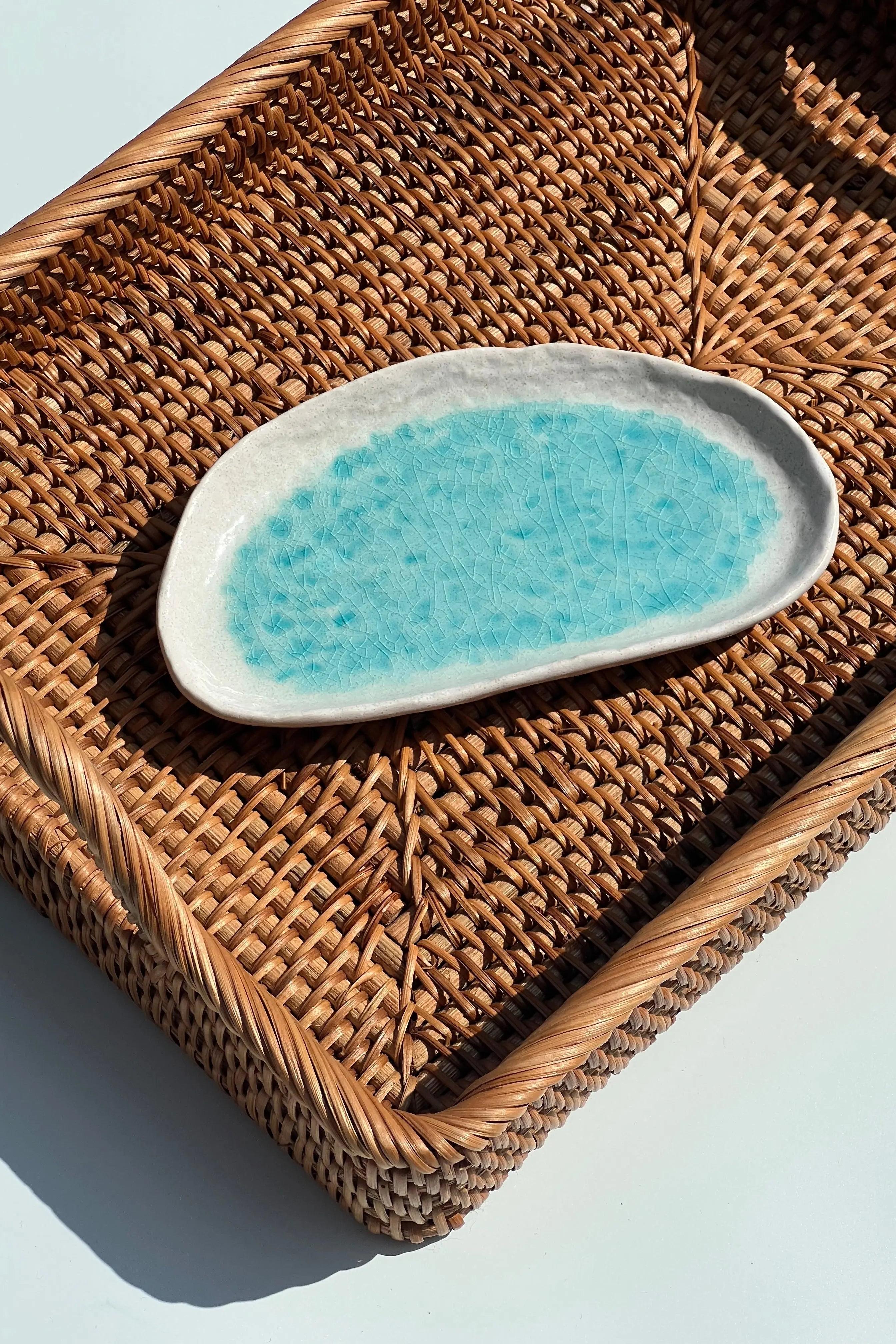 tallerken fra Japan i hvid og turkis keramik Studio Hafnia