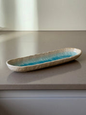 Aflangt ovalt fad/tallerken fra Japan i turkis og sand keramik Studio Hafnia