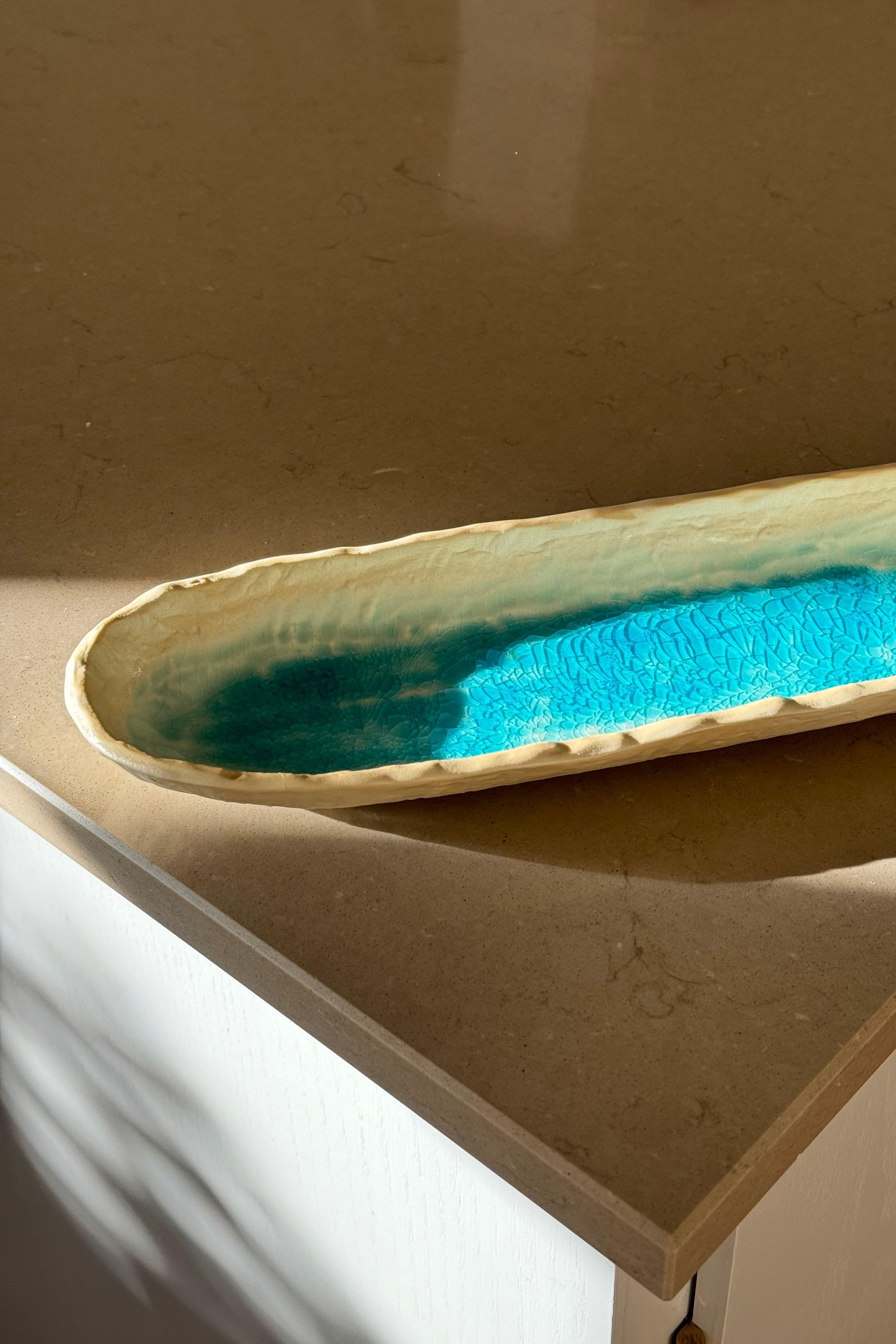 Aflangt ovalt fad/tallerken fra Japan i turkis og sand keramik Studio Hafnia