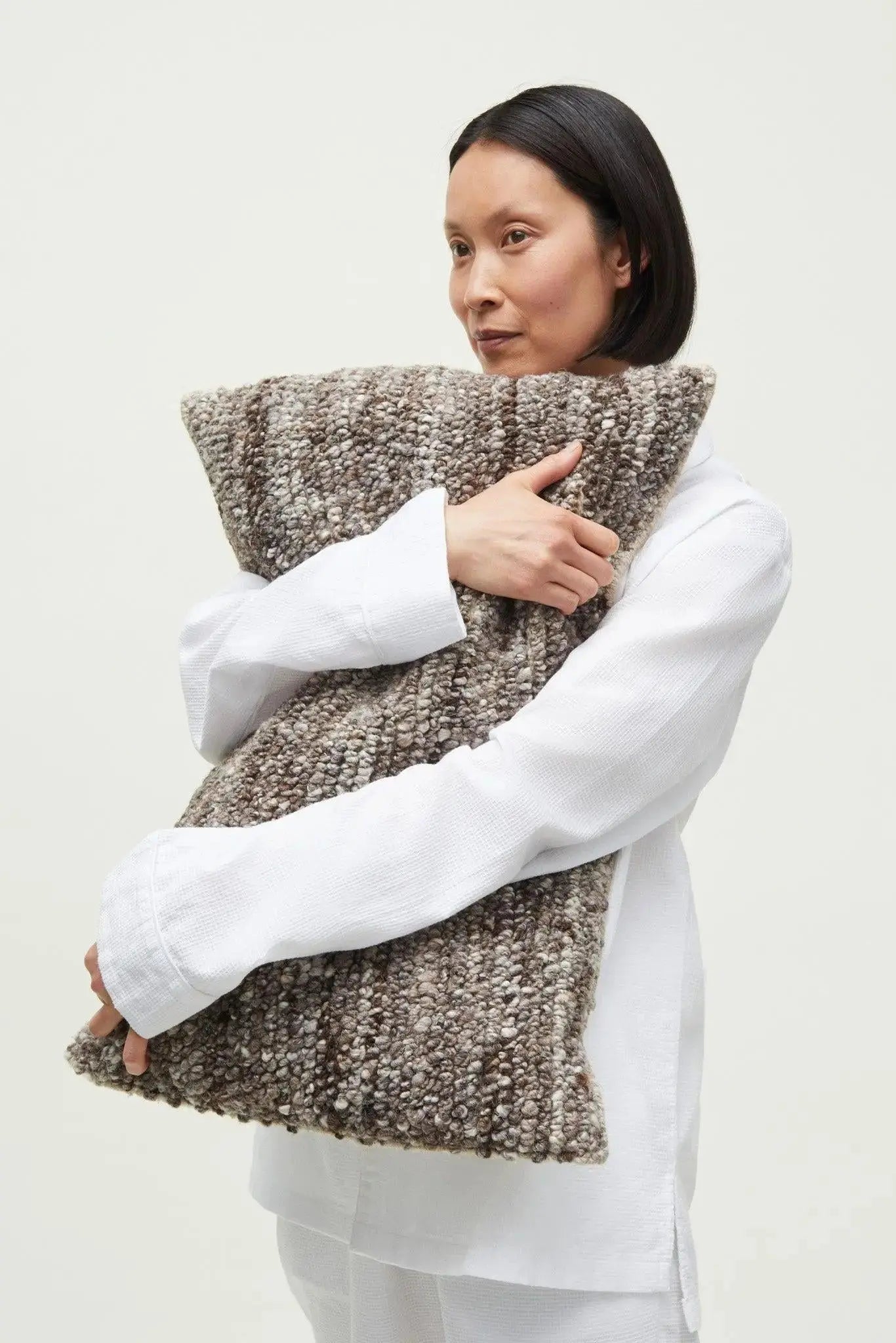 Aiayu | Texture Nepal pude 40x60 cm | Mix Nature | Håndvævet uld og GOTS-certificeret bomuld Aiayu