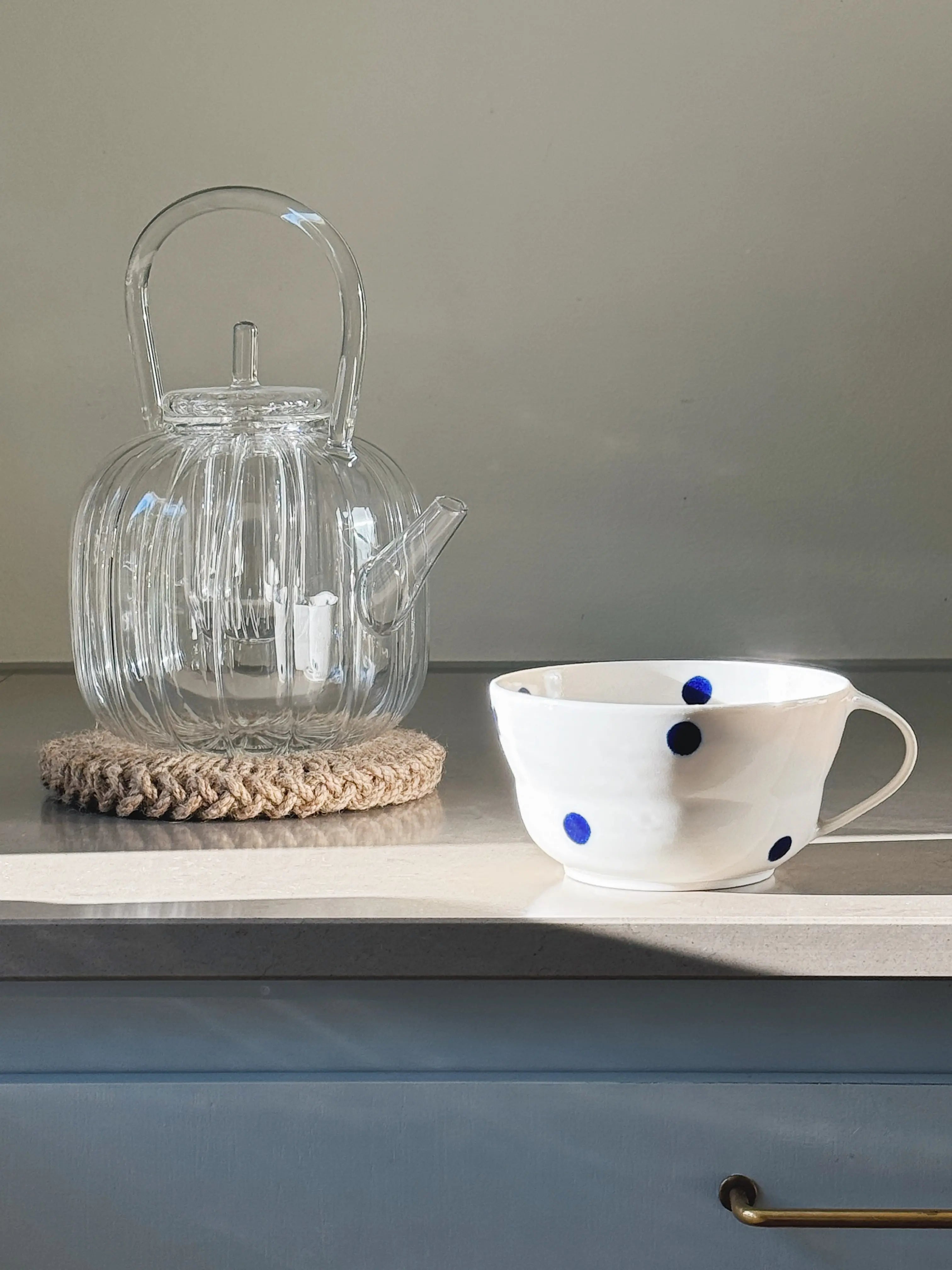 Ann-Louise Roman Hånddrejet Tekop med Hank | Blå Prikker Ann-Louise Roman