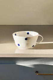 Ann-Louise Roman Hånddrejet Tekop med Hank | Blå Prikker Ann-Louise Roman