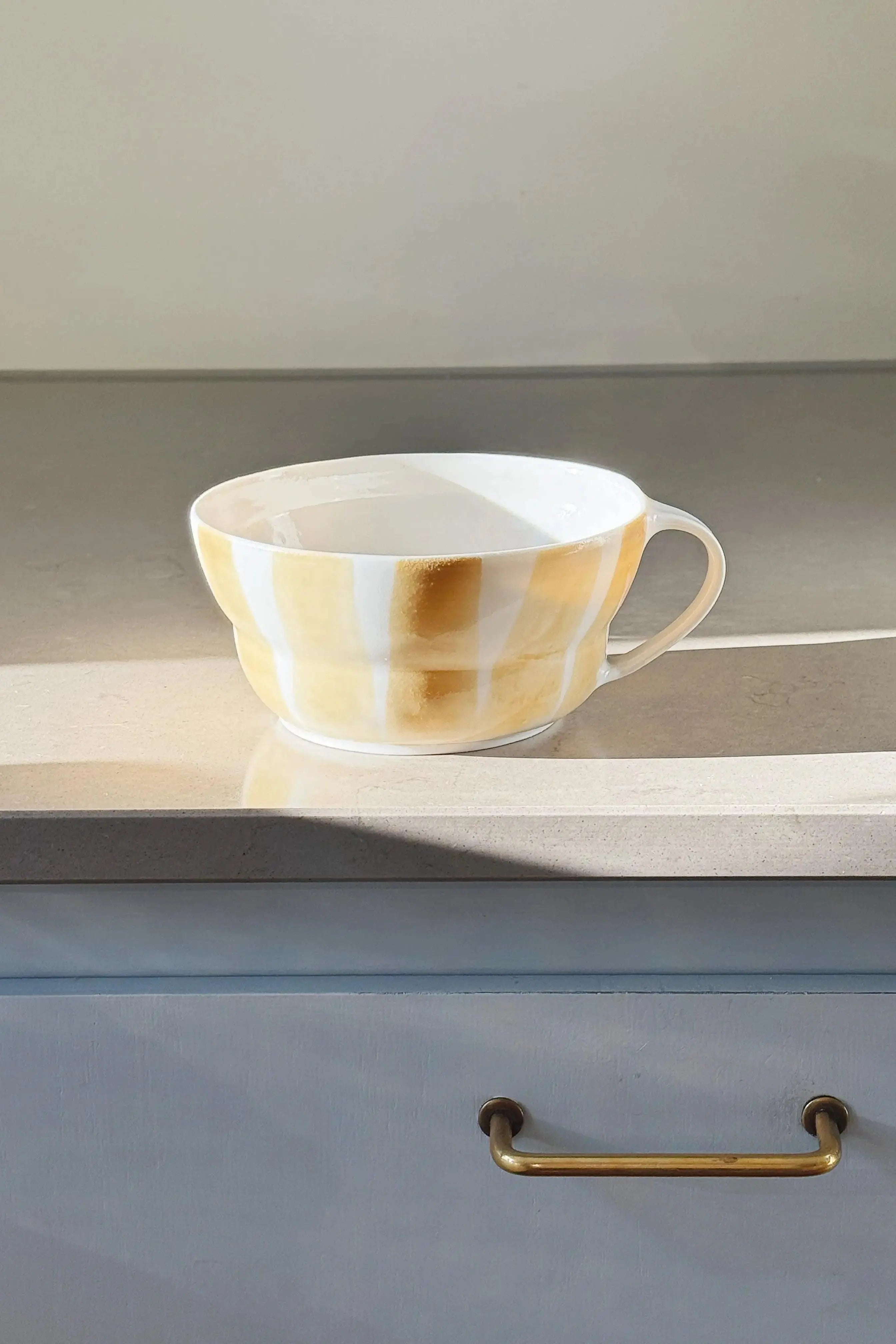 Ann-Louise Roman Hånddrejet Tekop med Hank | Gule Striber Ann-Louise Roman