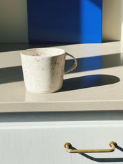 Ann-Louise Roman kop i keramik | Pink Splash/Prikker Ann-Louise Roman