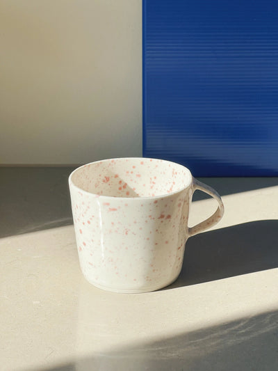 Ann-Louise Roman kop i keramik | Pink Splash/Prikker Ann-Louise Roman
