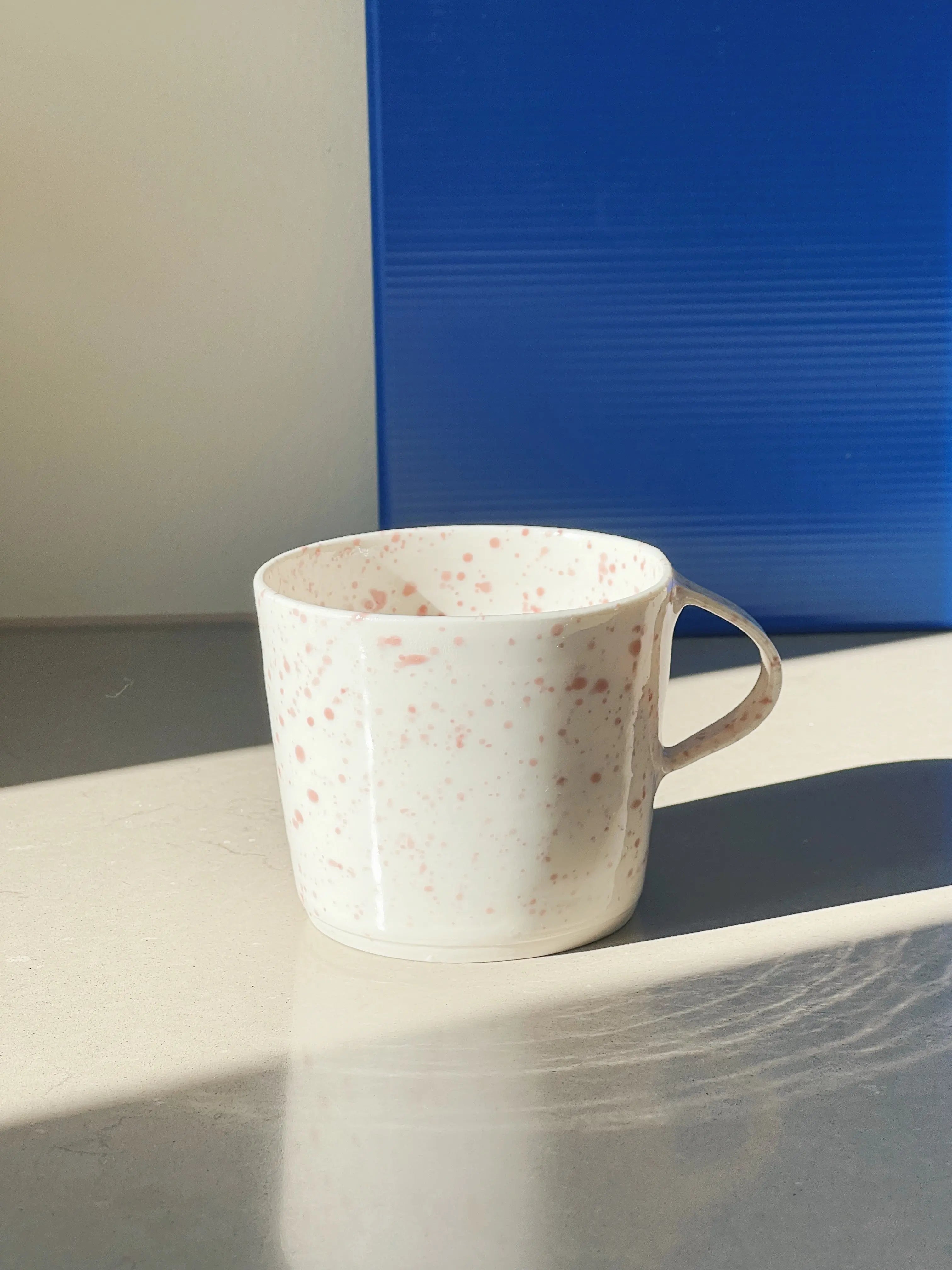 Ann-Louise Roman kop i keramik | Pink Splash/Prikker Ann-Louise Roman