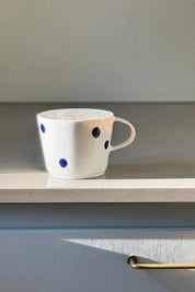 Ann-Louise Roman kop i keramik | Blå Prikker Ann-Louise Roman