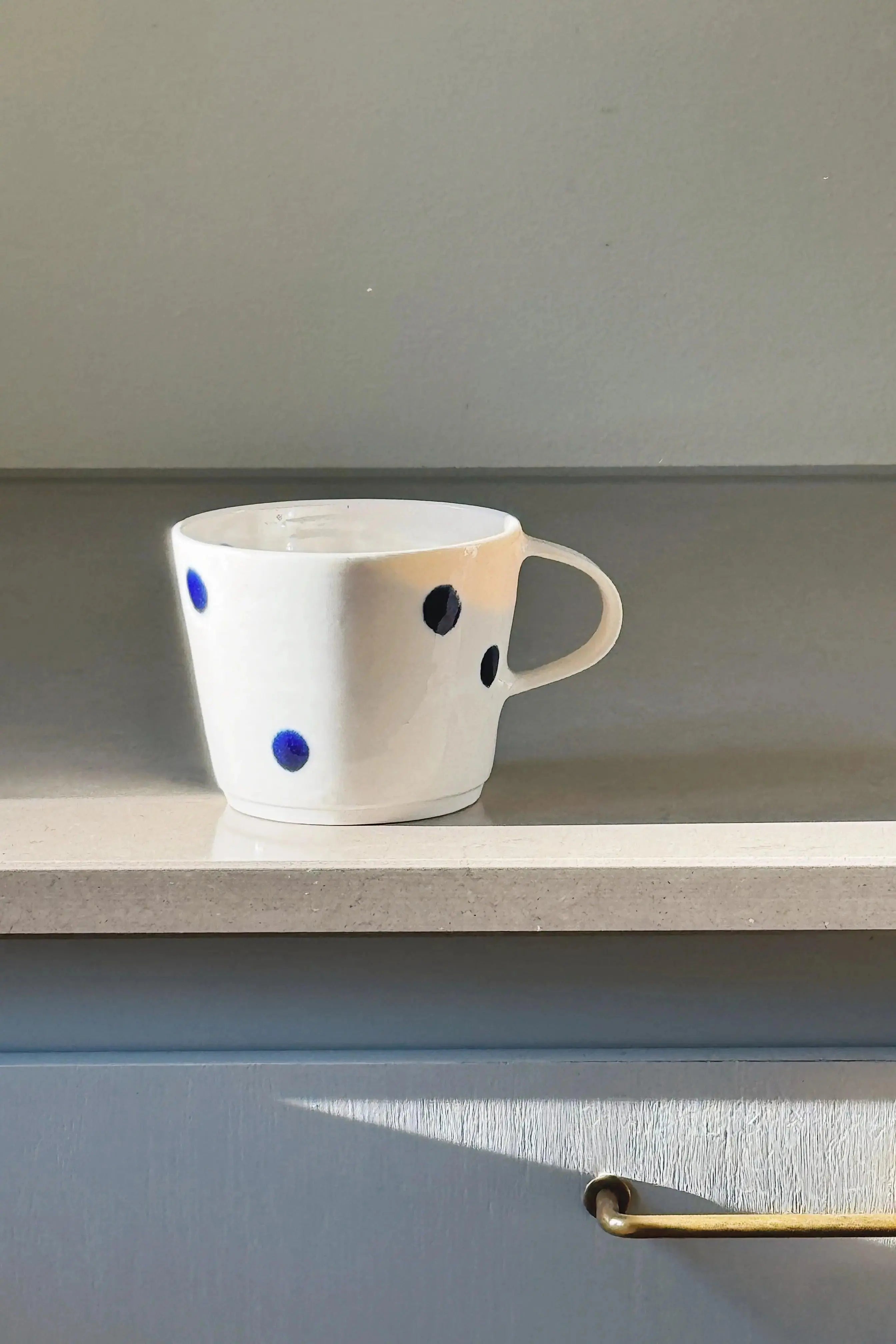 Ann-Louise Roman kop i keramik | Blå Prikker Ann-Louise Roman