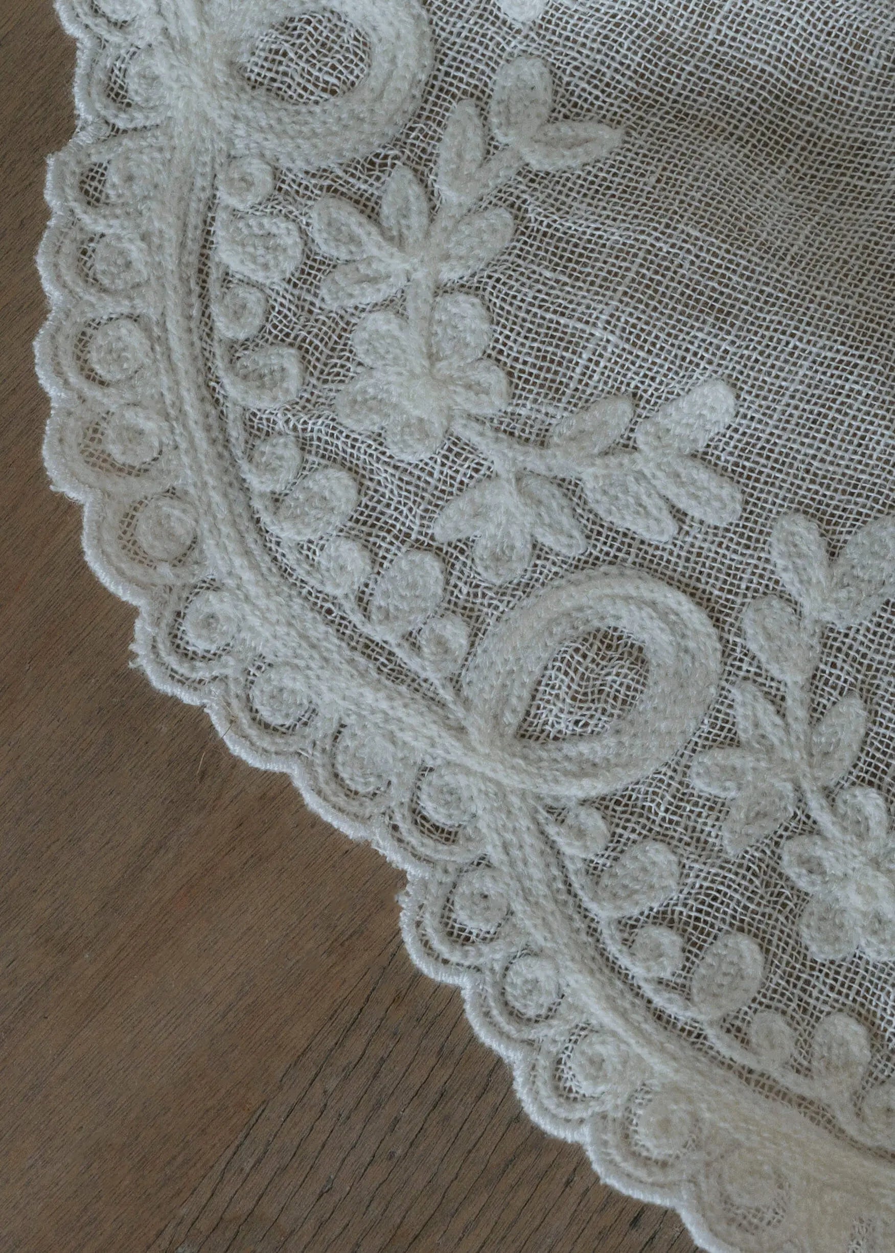 Anne-Mi Heims Embroidery Placemat – Broderet Dækkeserviet i Hør 35×45 cm Anne-Mi