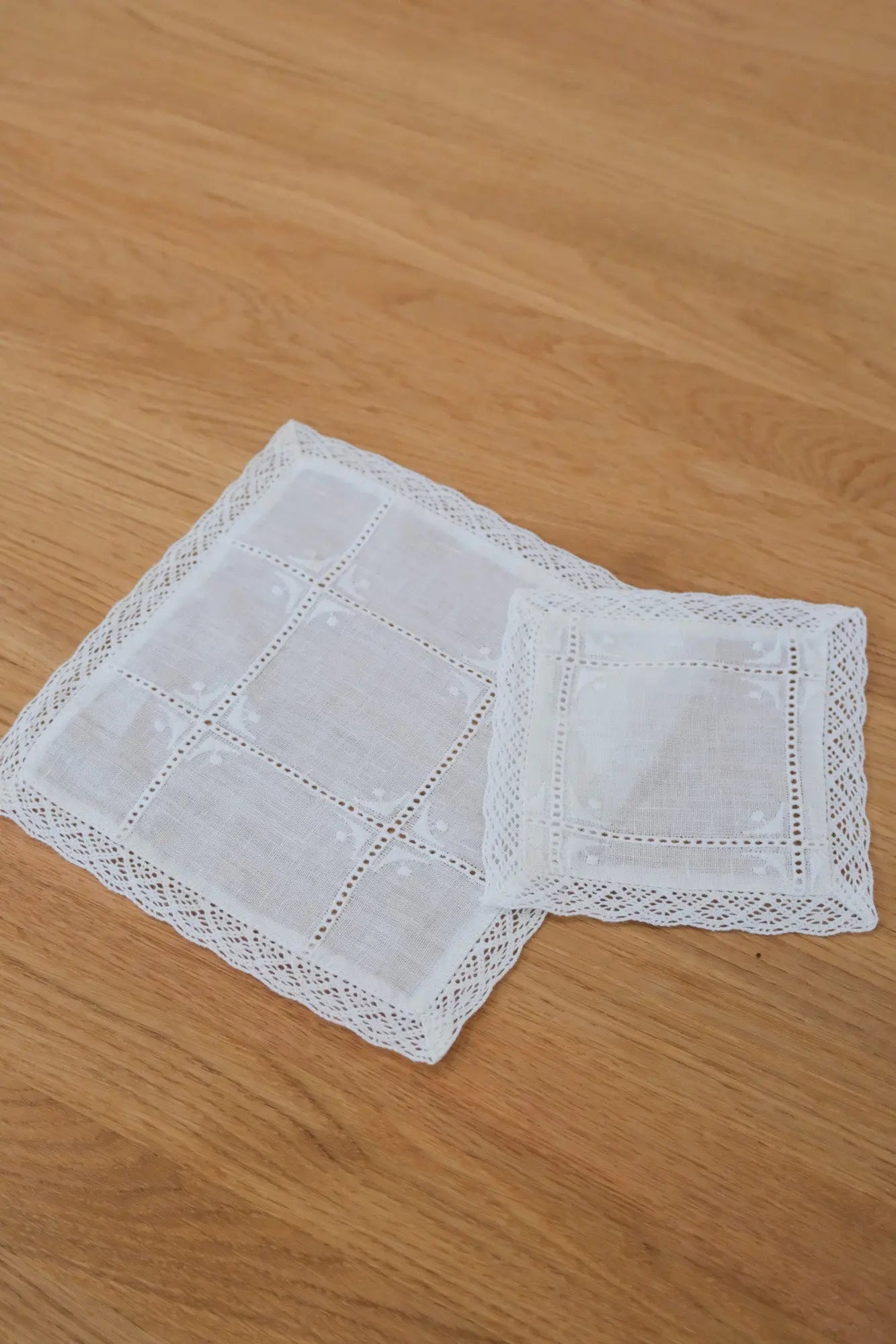 Anne-Mi Skovbjerg Coaster i Hør med Broderi | Ø13 og Ø20 cm