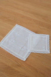 Anne-Mi Skovbjerg Coaster i Hør med Broderi | Ø13 og Ø20 cm