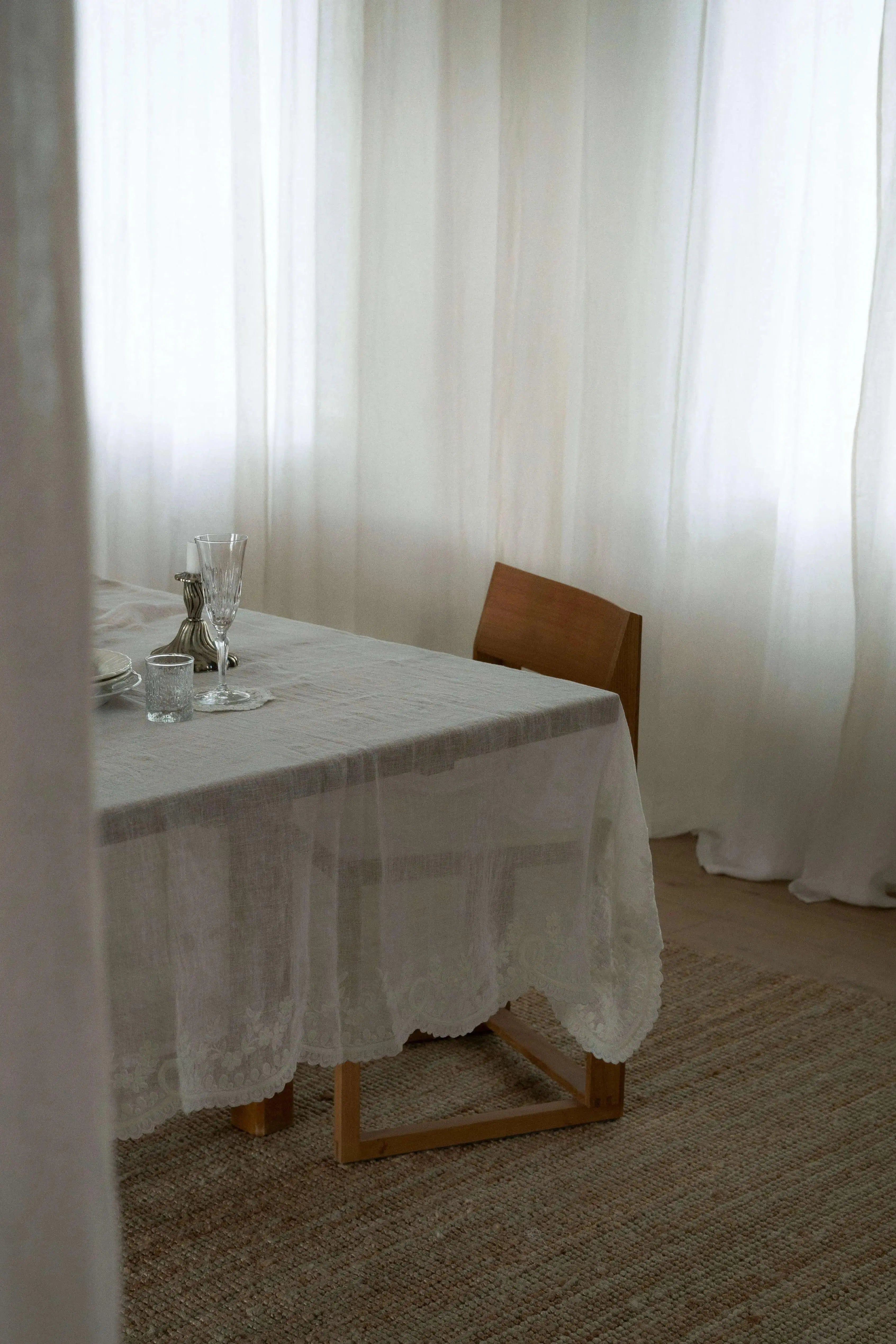 Anne-mi Heims Embroidery Tablecloth – Broderet Dug i Hør Anne-Mi